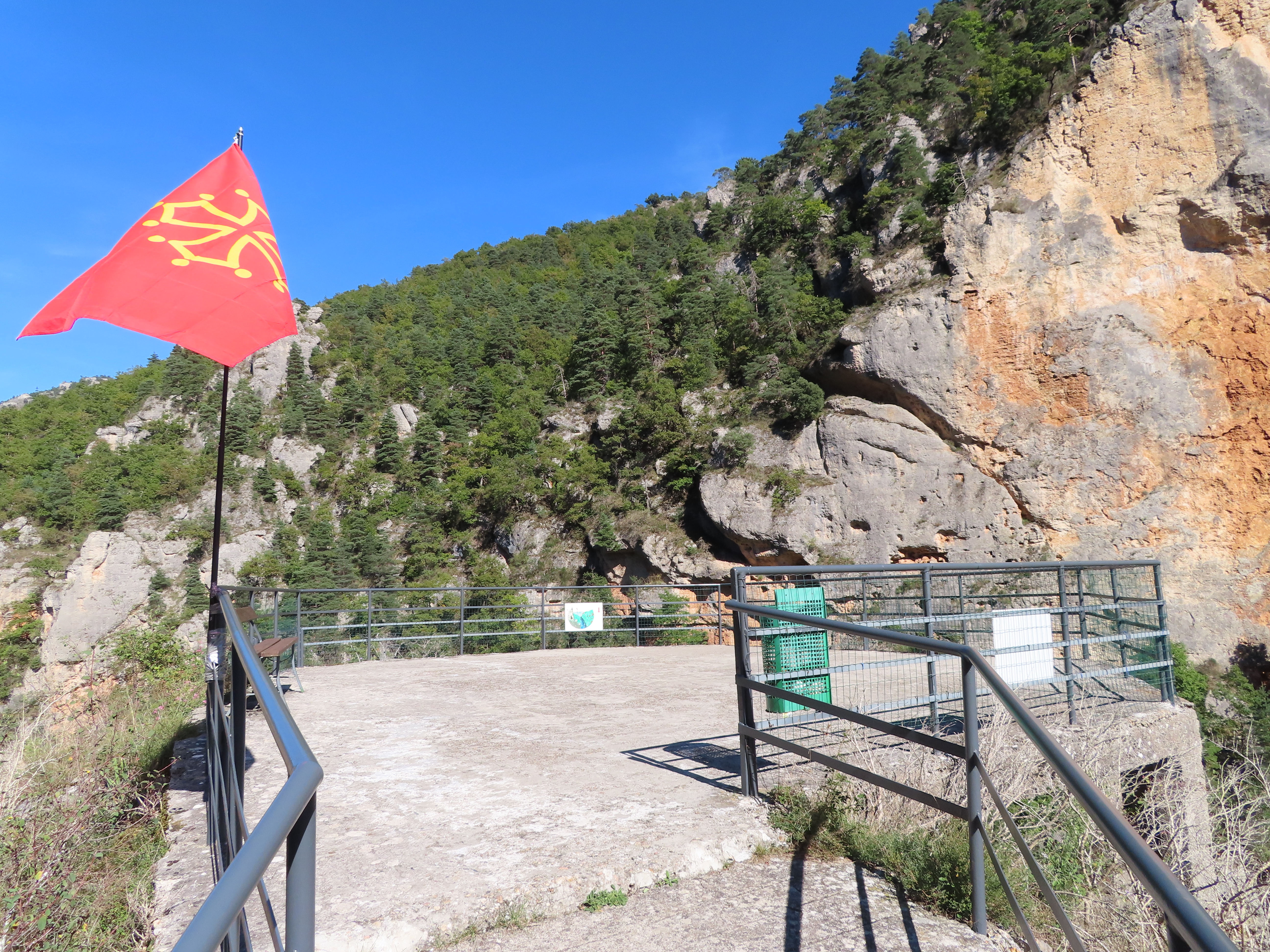 A reprendre, belvédère offrant un point de vue atypique des Gorges du Tarn avec un commerce attenant spécialisé dans la vente de cadeaux-souvenirs et produits régionaux.
Situé au cœur des Gorges du Tarn, sur un axe touristique majeur, le magasin est situé en bord de route, au pied du belvédère, avec stationnement à proximité directe.
 
Le magasin offre une surface de vente de 15 m² et une réserve de 18 m². Il est équipé d’un système de vidéo surveillance et propose une gamme de produits locaux (miel, bières artisanales, liqueurs, confitures, biscuits) ainsi qu’une sélection d’articles souvenirs (tee-shirts, bijoux, magnets, cartes postales, peluches…).

Le belvédère est accessible par un escalier menant à une plateforme bétonnée d’environ 80 m², offrant un panorama exceptionnel sur les Gorges du Tarn.

 Aucun salarié à reprendre. Possible accompagnement du repreneur.