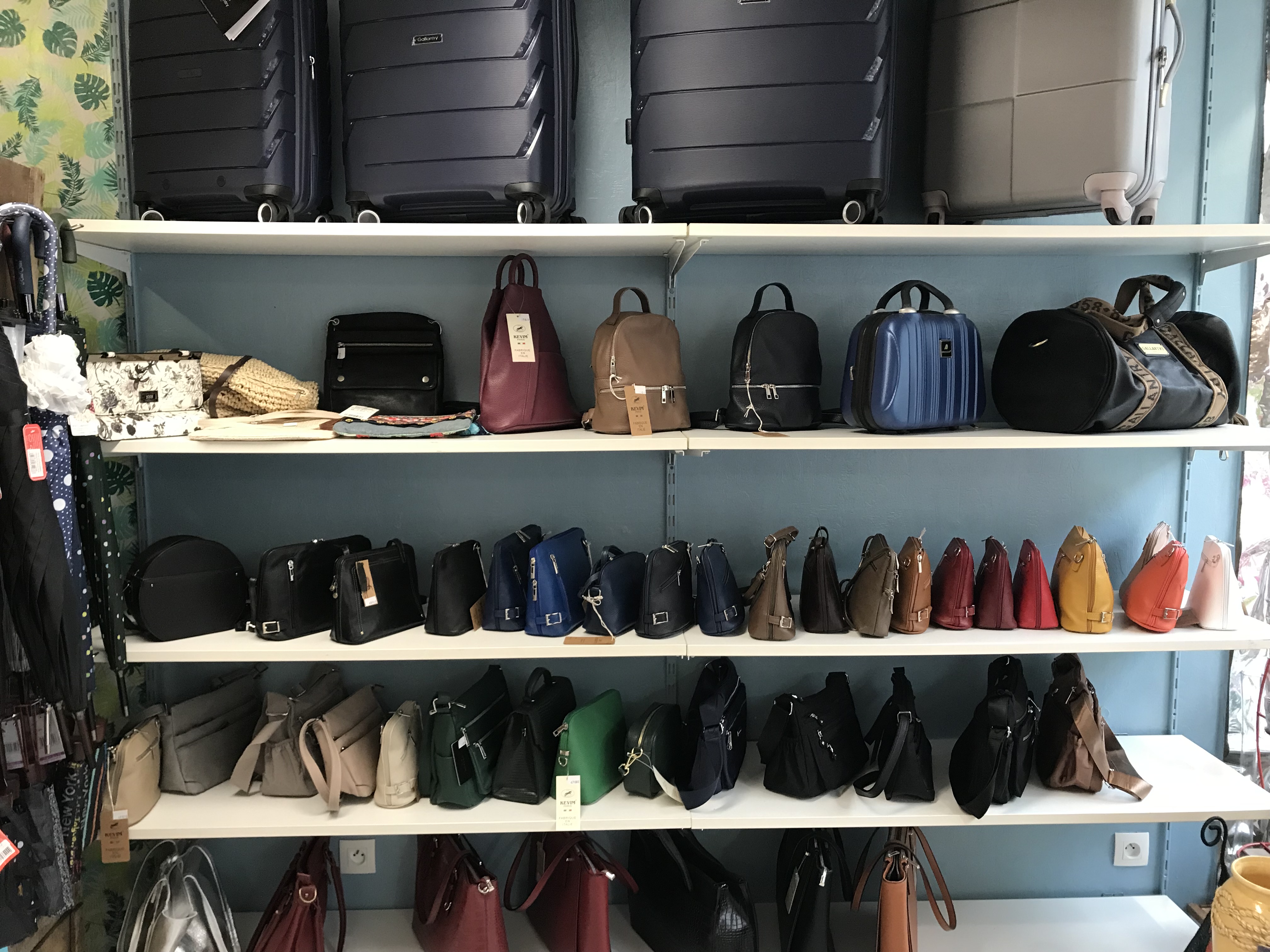A saisir Fond de commerce de détail sur EVRON (53), Boutique "Plaisir et Joie d'Offrir" avec Point Relais « Pickup » : 
           - Art de la table (catalogue semestriel), déco,
           - Produits du Terroir (Producteurs locaux dont Monbana, et environ 25 producteurs), 
           - Bijoux Fantaisies, Accessoires et Maroquinerie,
           - Jouets en bois, 
- Points Relais : Pickup, Colissimo, qui génère du trafic dans la boutique car inscrite depuis 2 ans et maintenant opérationnelle depuis 1 an, super contente. 
           Cette boutique se situe au Cœur du centre ville avec parking de proximité, il comprend : 
          		- Fond de commerce, 
                        - Fichier clientèle importante et fidèle, 
                        - Matériel, 
                        - Son emplacement, 
                        - Sa renommé clientèle (reçu 2 trophées dont 1 CCI et par ma banque), 
                        - L'enseigne 
                        - Bail tous commerces sauf malodorant (restauration et bruyant (boite de nuit, bar de nuit), 
                        - Point Relais Pickup : Chronopost, Colissimo

Loyer 975 € TTC par mois pour une superficie de 100 m² avc coin wc et lababo 

Chiffre d'affaire maintenu et possibilité d'évolution pour celui ou celle qui veut développer durant la saison touristique de mai à sept. Installé depuis nov 2009, c'est une enseigne connue et j'effectue diverses animations au sein de la boutique ouverte du mardi au vendredi de 9h à 12h30 et de 13h30 à 19 h et le samedi matin de 9h à 12h30 et de 14h à 18h00. 

Installé depuis novembre 2009, Plaisir et Joie d’offrir est une enseigne connue. J’effectue diverses animations au sein de la boutique. Clientèle locale et touristique super sympa.

Boutique entièrement réaménagée, très fonctionnelle, plus lumineuse. La banne est neuve. Etage non exploité pour l’instant.

Son prix net vendeur est de 69550€. Ce montant a été calculé en fonction du barème d'évaluation des fonds de commerce par rapport au chiffre d'affaire des 3 dernières années avant Covid au plus juste pour l'acquéreur effectué par ma comptable et un expert spécialisé dans la vente de fond de commerce. Viendra ensuite le stock au prix d'achat HT + TVA après avoir fait une liquidation de stock pour changement de propriétaire si la personne le souhaite et l'inventaire ensemble. 
Les murs de ce font peuvent être vendus.

Cause départ : J'arrive en fin de carrière professionnelle avant la retraite. Je souhaiterai lever le pied pour finir ma carrière. Retransmettre mon savoir faire serait avec plaisir à une plus jeune personne, Il faut qu'e'lle soit dynamique et souriante.

Je me tiens à votre disposition pour tous renseignements complémentaires. 
Si votre coup de cœur se confirme, venez me voir à la boutique situé au 16 rue de la Fontaine à Evron. Toute offre sera étudié dans la limite du raisonnable. 

Patricia