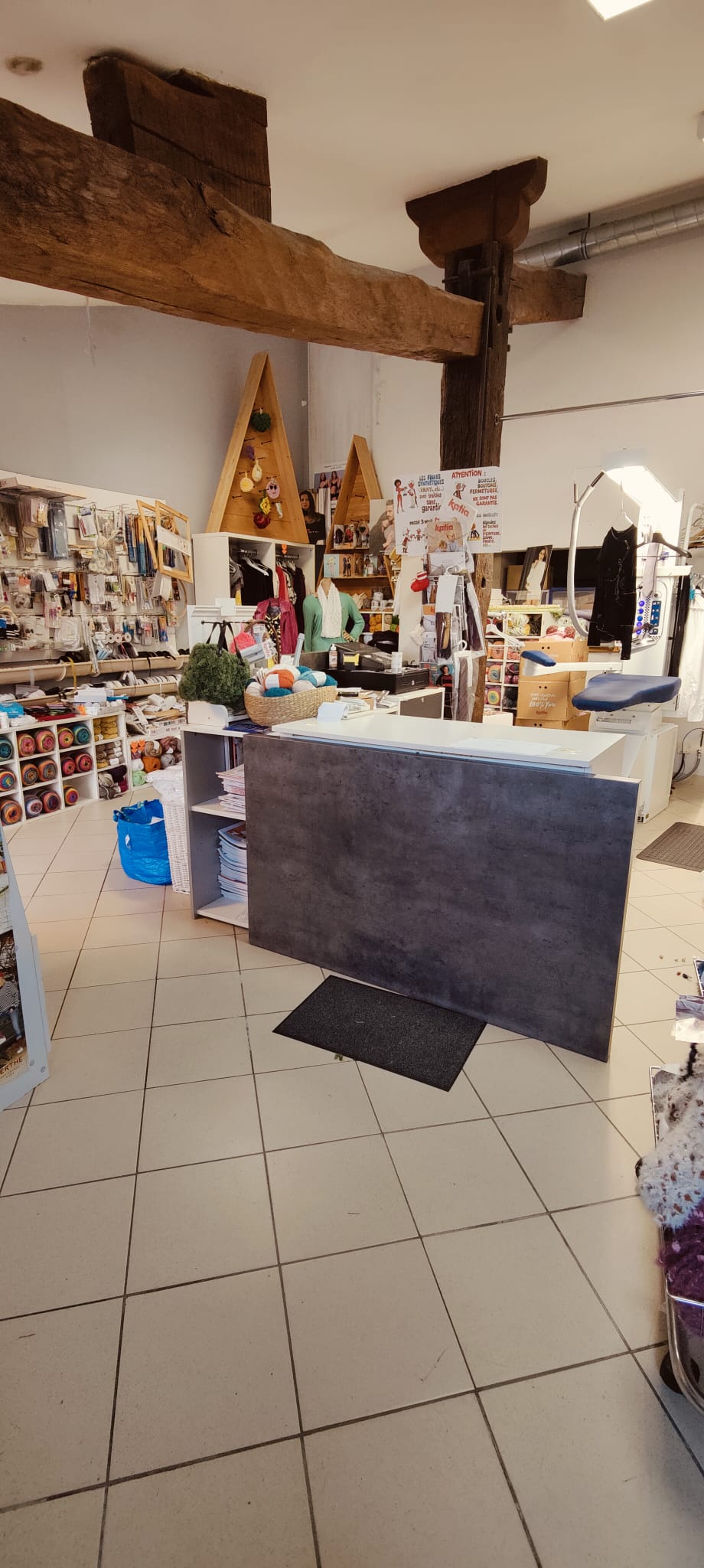 Cède un fonds de commerce  de pressing, blanchisserie, vente de produits de mercerie et laine. Cause changement d'activité.

Situé dans un village de 1300 habitants au Nord-Ouest du département du Lot-et-Garonne avec une clientèle sur environ 20 kms. Pas de concurrence sur le secteur. Clientèle fidélisée et variée composée essentiellement de propriétaires de gites, de particuliers.
Bonne notoriété liée à la qualité des prestations et à un bon relationnel. 
L’affaire fonctionne avec une personne.

Local boutique lumineux d’environ 35 m², une zone technique de plus de 70 m2 avec matériel et équipements complets et entretenus (1 machine à laver de 18 kg, un machine sèche-linge de 24 kg, une calandreuse, une table à repasser, une table à détacher et une emballeuse murale, 1 emballeuse à main). 
Deux réserves de 10 m2 et 20 m2. Loyer annuel de 6000 €
Ouvert le lundi et du jeudi au samedi matin. 
Possibilité de développement de l’activité en augmentant l’ouverture public notamment pour la partie vente laine, mercerie, la possibilité d’inclure un espace retrait colis. Chiffre d’affaires constant à 62 k€
L’affaire est disponible immédiatement.

Prix du fonds : 40 k€
Possibilité d'achat des murs commerciaux + un appartement de 80 m² occupé en bon état.