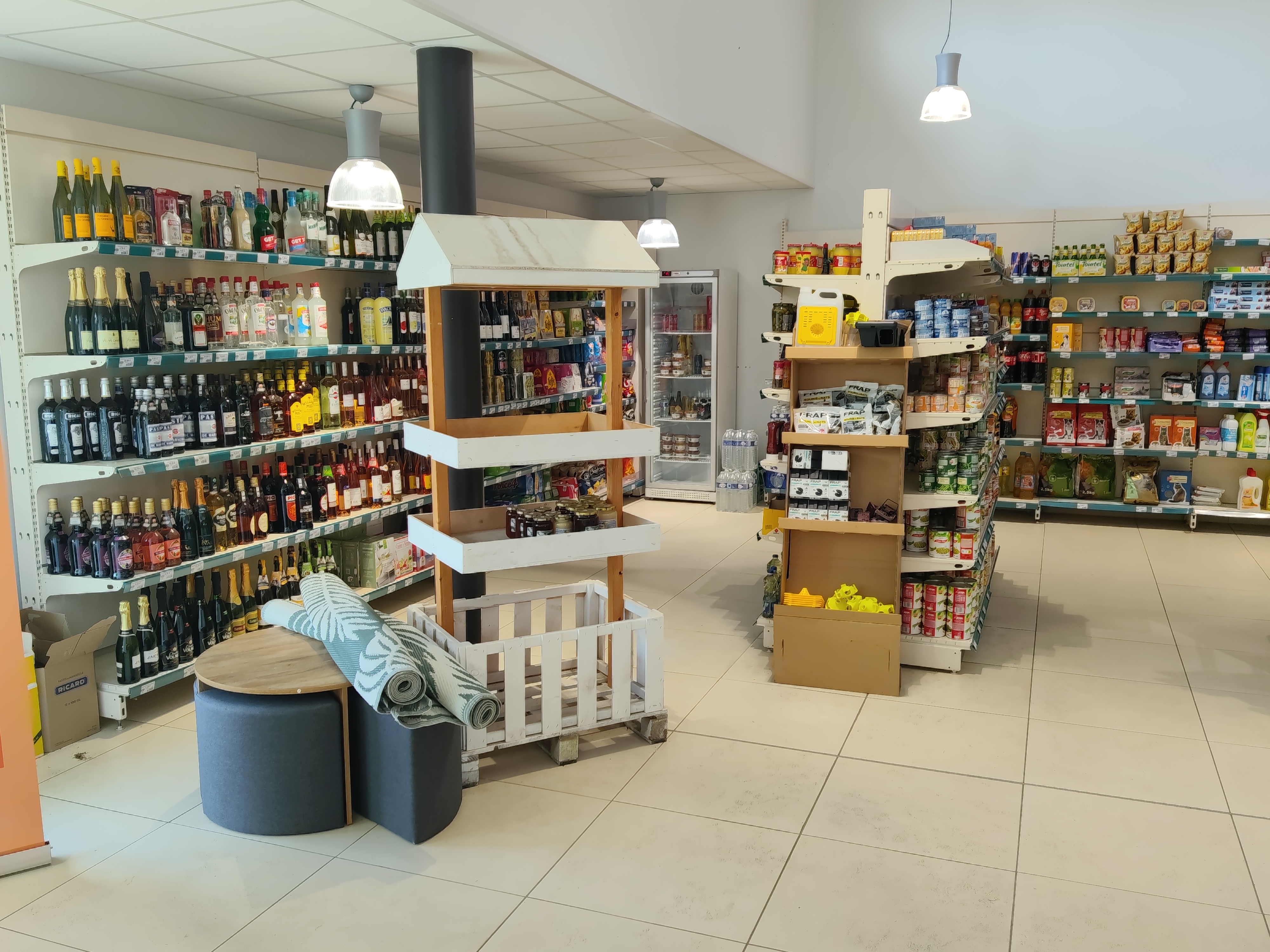 Située au nord-est de l’Ille et Vilaine, à 35 mn de Rennes, 15 mn de Fougères et 25 mn du Mont St Michel, la commune des Portes du Coglais recherche un nouveau gérant pour le commerce multiservice « La Tanière du Coglais ».
Ce commerce moderne et récent (2017) est situé dans le bourg de Coglès aux abords de la Départementale n°15, à 5 mn de l’échangeur 31 de l’Autoroute A 84.
Il comprend un espace bar/tabac /française des jeux, un espace épicerie, un relais poste/colis et un dépôt de pain. Ce commerce bénéficie d’un grand parking, d’une terrasse couverte donnant sur une pelouse arborée avec jeux d’enfants.
La fiche descriptive est à demander au secrétariat de mairie de Coglès (02 99 98 60 68).
Montant des loyers : 
•	Fonds de commerce appartenant à la commune. Actuellement loyer de 220 euros TTC/mois, les deux premières années étant gratuites. 
•	Bâtiment (murs) appartenant à la communauté de communes. Actuellement loyer de 673 €HT/mois. 

Les candidatures, avec lettre de motivation et CV, sont à déposer 
- à l’adresse mail  : mairie@lesportesducoglais.fr. 
- par courrier à : Mairie de Coglès, 115 rue Saint-Jean, 35460 Les Portes du Coglais.