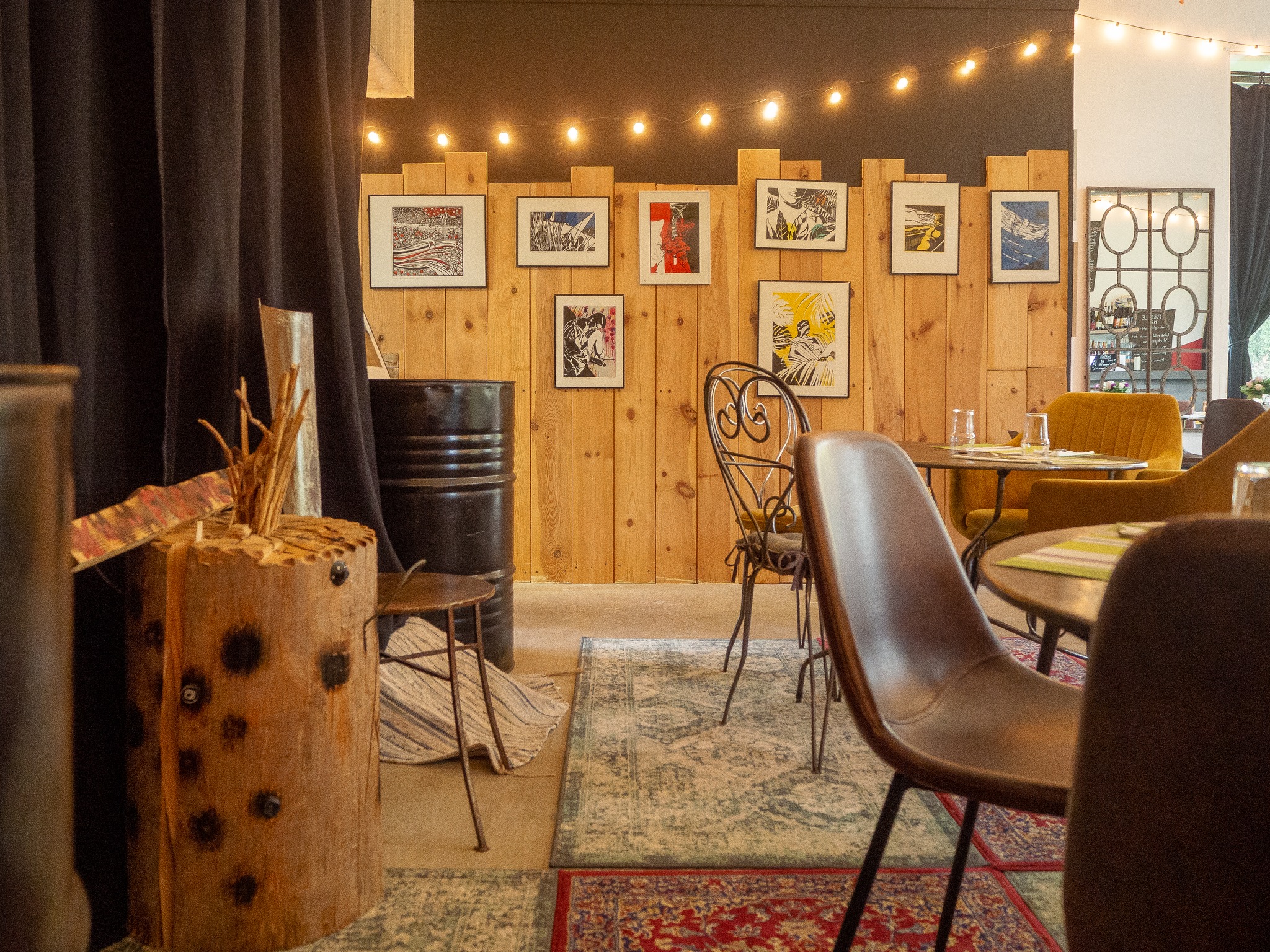 Café, bar, restaurant,  situé au pied du Puy de Dôme, au cœur de la chaîne des Puys classée au patrimoine mondial de l’UNESCO, à proximité des sites touristiques, 5mn du Puy de Dôme, 10mn des parcs d’attractions de Vulcania et du Volcan de Lemptegey, 20mn de l’agglomération clermontoise et non loin du massif du Sancy. 

Etablissement actuellement en activité 3 jours par semaine et ouvert toute l’année.

Salle de restauration d’environ 120 M2 pouvant accueillir une cinquantaine de couverts.
Terrasse bucolique ayant la même capacité.
Demi-étage pour stockage ou petit logement à aménager.
Licence IV de débits de boissons. 
Chauffage au poêle à granulés, Bâtiment récent construit en 2021 sur une base ossature bois – isolation paille. L’établissement dispose de nombreuses places de parking communales et de 3 places de parking privées. 
Accès PMR aux normes.

L’établissement accueille une clientèle d’habitués habitants de la commune et des communes avoisinantes, des Clermontois, et bénéficie en plus de l’activité touristique à proximité.
Il a également consolidé sa notoriété avec les nombreux gîtes et chambres d’hôtes des alentours, l’accueil des repas de groupe et la privatisation de la salle pour l’organisation d’évènements festifs (baptêmes, mariages, anniversaires, repas de famille, entre amis ou collègues…) et les nombreux évènements qu’il propose tout au long de l’année. (Concerts, théâtre, soirées à thème, expositions ...)
Cuisine de qualité et reconnue, de type traditionnelle et bistrot élaborée à partir de produits crus approvisionnés en circuits courts. 
Restaurant équipé : cuisine, mobiliers, matériels, vaisselle, ... 
Cuisine spacieuse et entièrement équipée en matériels neufs.

Fort potentiel de développement sur des activités connexes, l’établissement étant le seul commerce du village. (Tabac, FDJ, Epicerie, presse …) ou possibilité de conversion de l'activité.
Quelques travaux de finition à finir (devis effectués) n’empêchant pas l’exploitation du fonds.
Idéal pour couple ou amis.

Possibilité d'achat des murs.
Loyer mensuel de 1 066€/mois

 Plus d’informations et photos complémentaires après un premier échange.
