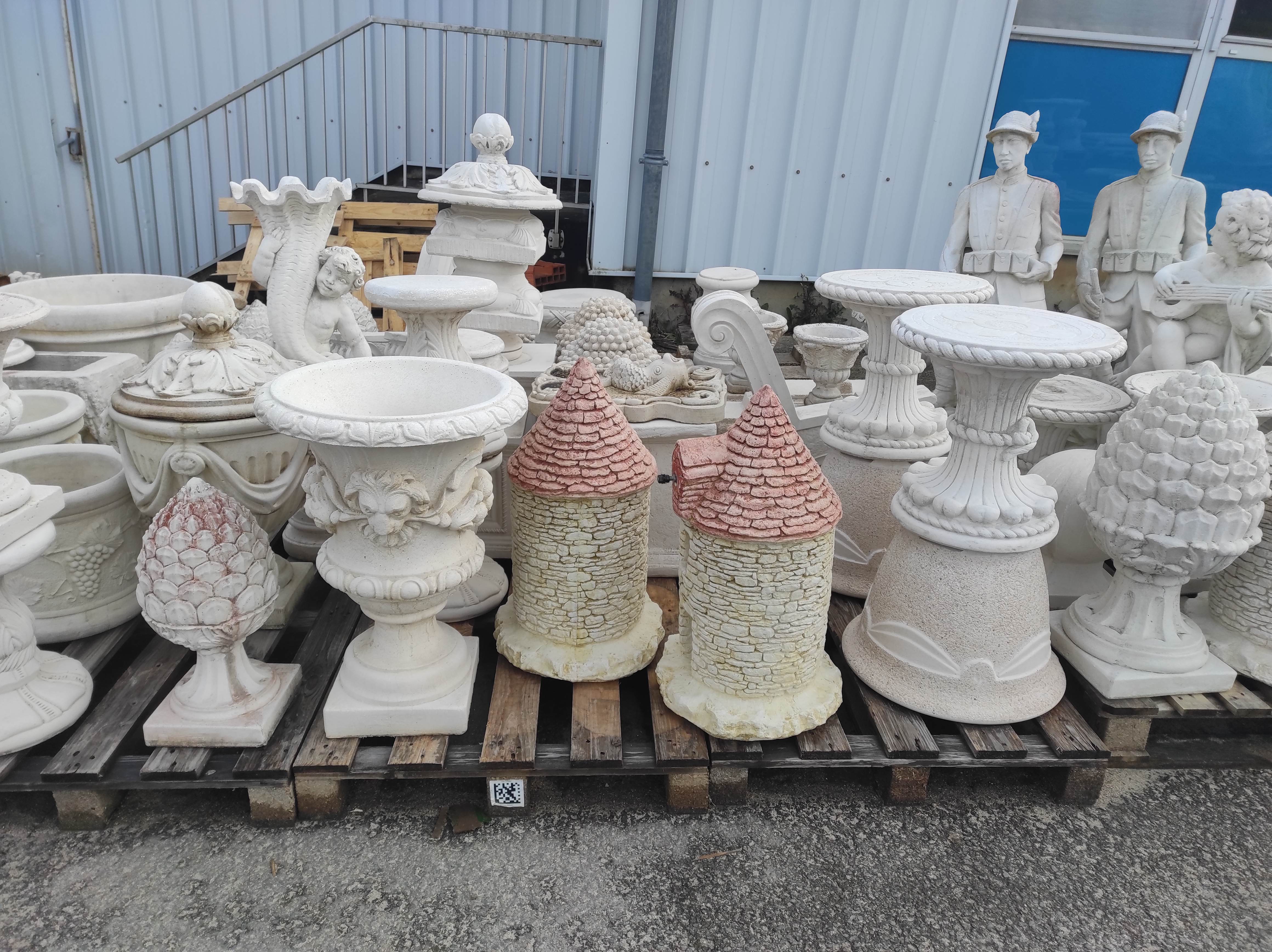 L’entreprise le bon vivre 18 a été créé en 2008. Elle propose un site en ligne de vente de décoration de jardin, statues, vases, fontaines et autres, en pierre reconstituée .
Le bon vivre 18 est avant tout un site de vente en ligne mais l’entrepôt de stockage se situe au 11 route de Bourges aux Aix d’Angillon  pour une capacité de stockage de 400 m2.
La clientèle est composée en grande partie de particuliers et aussi de collectivités
L’entreprise travaille en France ,mais exporte également à l’étranger.
La clientèle des professionnels est un axe de développement intéressant pour un futur repreneur.
Le site « lebonvivre.fr » est opérationnel et représentatif de l’offre proposée.
l'entreprise compte un ouvrier expérimenté et qualifié qui prépare les commandes pour l'expédition  chez les clients.