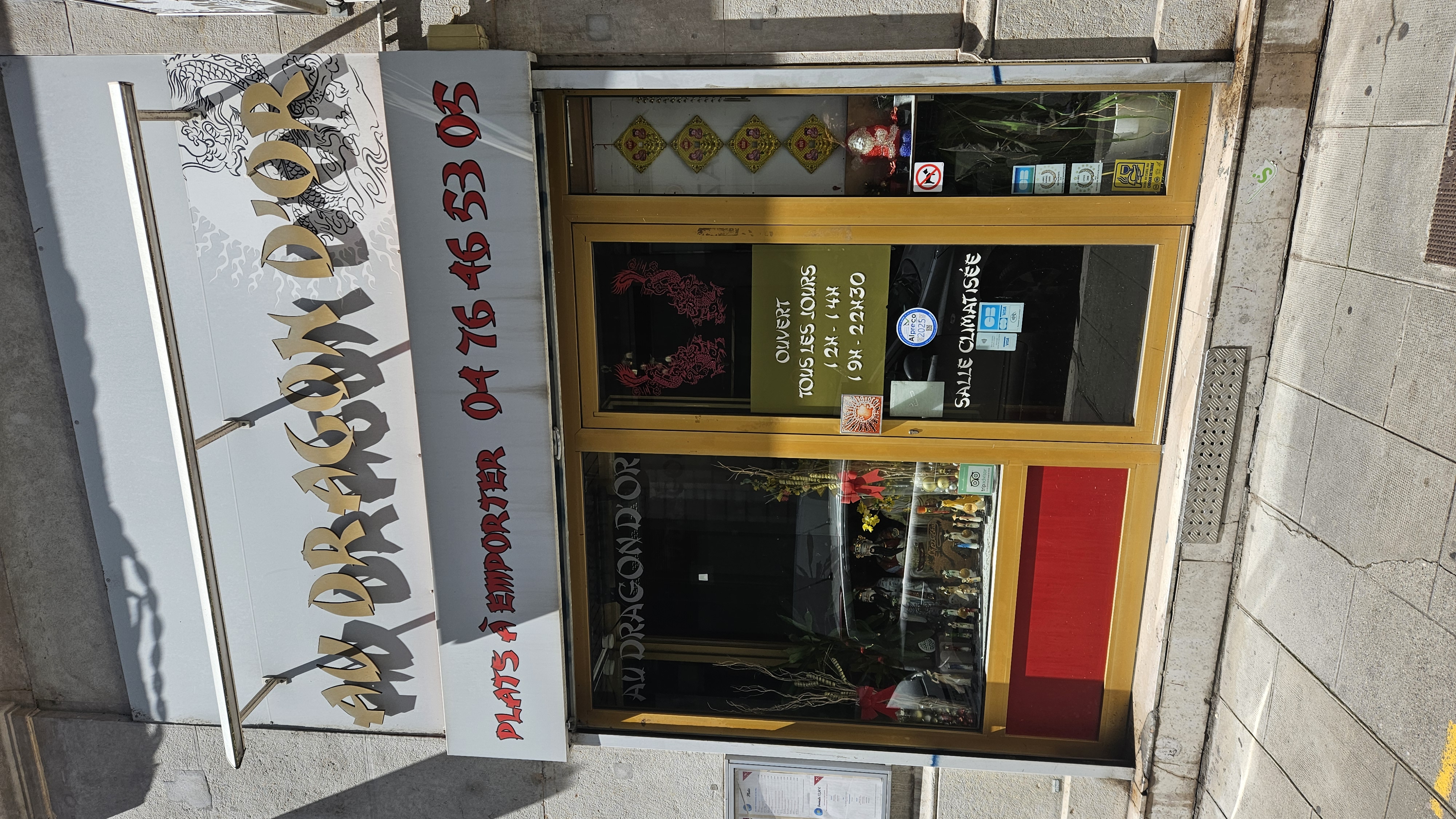 Restaurent Vietnamien 
Emplacement numéro 1 très bien placé,  clientèle fidèle depuis 10 ans.
Capacité de 50 couverts espace de 100m2
Pas de Frais d'agence direct propriétaire. 
Loyer mensuel 1200€ charge et taxe comprises. 
Bien équipé donc hotte, cuisine a gaz, frigo et congélateur etc..