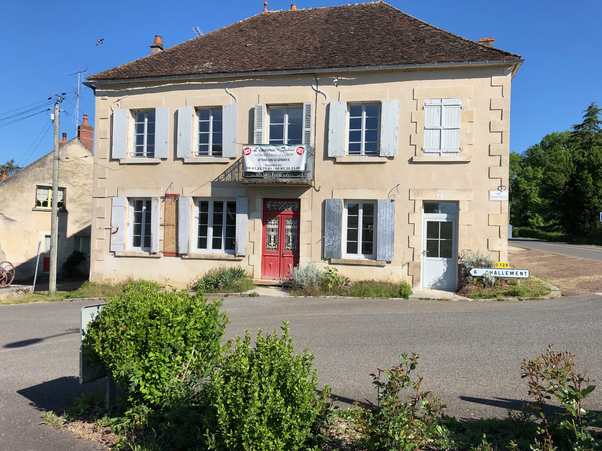 Monceaux le Comte est un charmant village de la vallée de l’Yonne situé entre Tannay et Corbigny. Il est traversé par la rivière, le canal du Nivernais et la vélo-route qui longe le canal. 

La municipalité souhaite accompagner la création d’un commerce de proximité (café/épicerie multiservice/petite restauration/tabac) sur son territoire. 

Pour ce faire, elle met à la disposition d’un porteur de projet, un bâtiment idéalement situé au carrefour des deux départementales qui traversent le bourg. Sa façade orientée au Sud bénéficie d'une parfaite visibilité.

Le bâtiment est composé :
- au rez-de chaussée, d'un local commercial de 110 m2  : une partie commerce de 50 m2 et un espace plus convivial pour accueillir un café/bar de 40 m2. Une réserve d’environ 15 m2 est attenante à la partie café ainsi que des toilettes à accès PMR de 4 m2.
- à l'étage, d'un appartement avec accès indépendant, d'une surface équivalente comprenant un séjour, une cuisine, une salle de bain et 3 grandes chambres. Il peut être mis à la disposition du porteur de projet pour se loger ou créer un gîte.

La surface commerciale vient tout juste de bénéficier d’une rénovation totale. L’ensemble a été entièrement isolé et mis en peinture. Les huisseries en double-vitrages sont neuves. L’électricité a été entièrement refaite et mise aux normes.

La commune souhaite faire bénéficier à ses habitants (et aux nombreux visiteurs de passage) d'un lieu convivial. Elle soutiendra activement le porteur de projet.