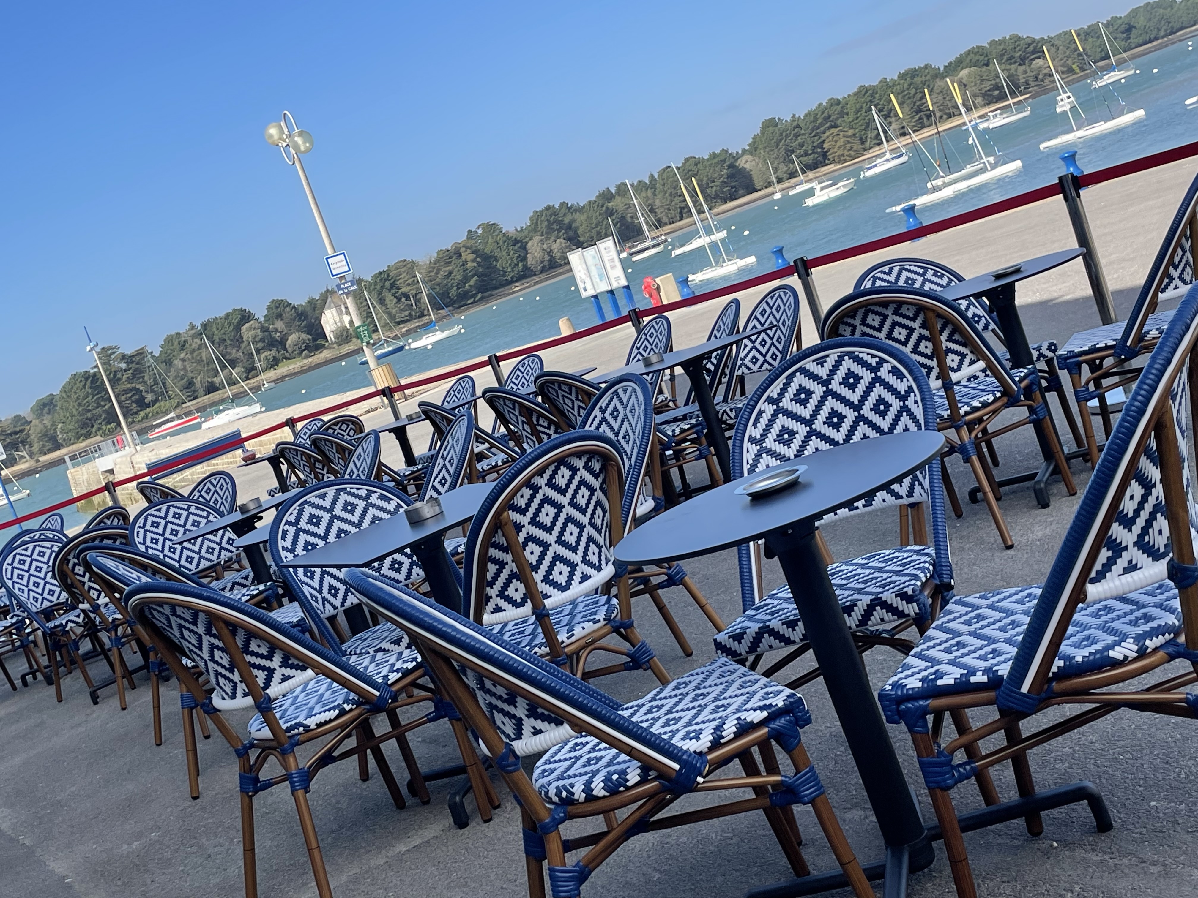 Fonds de commerce, emplacement, vue mer / affaire  d’angle avec terrasse actuellement exploiter en restaurant. Bar tabac / Fdj
Pas de travaux à prévoir
Capacité intérieure, 60 couverts, plus terrasse, 100 m²
Finistère sud
Vente cause, retraite