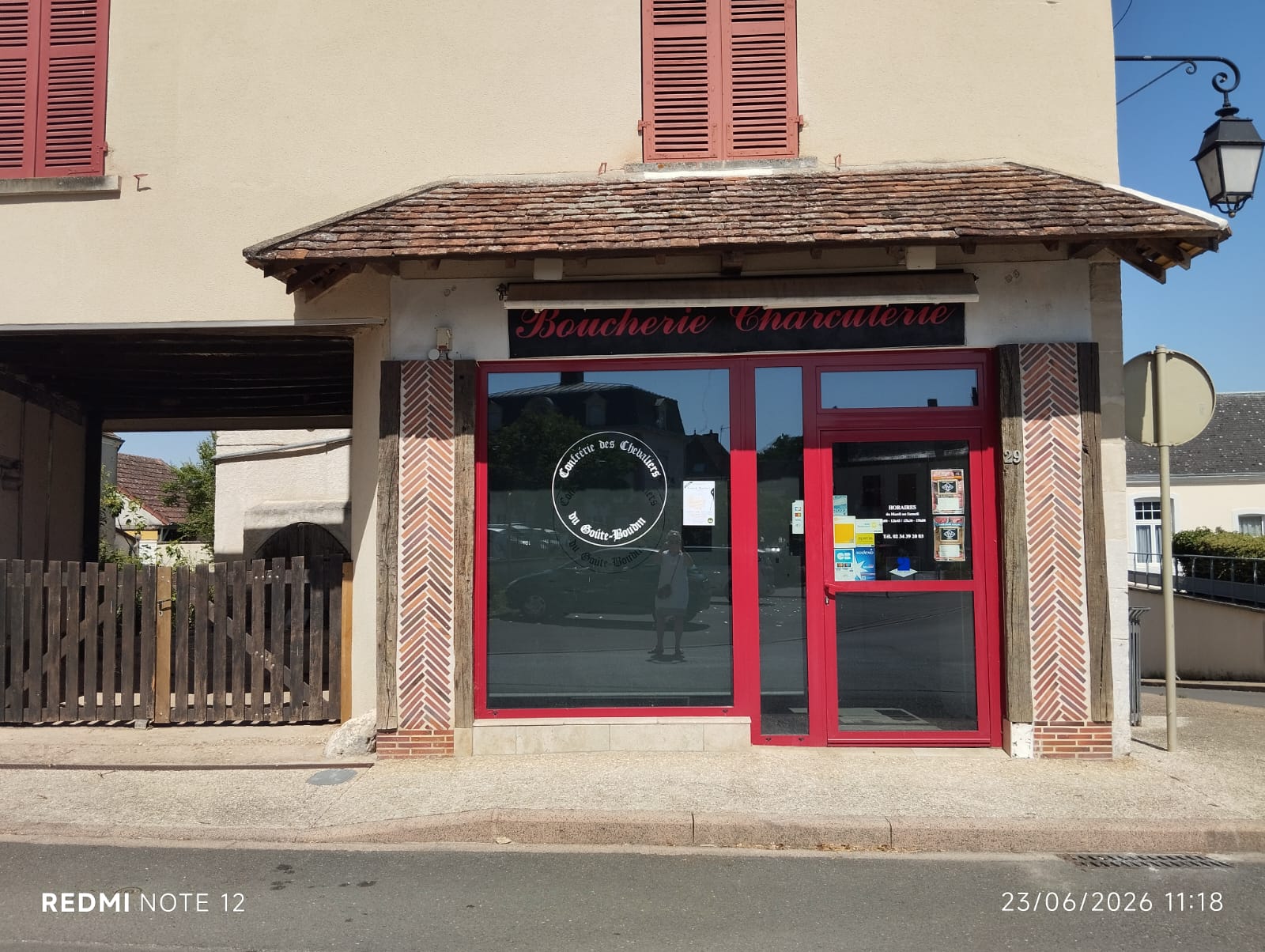 GRACAY 18310 - APPEL A CANDIDATURE – Local boucher traiteur ou autre activité (sauf épicerie et restaurant)

Dans une commune de 1400 habitants entouré par la Champagne Berrichonne, aux portes de la Sologne, Graçay est niché au cœur d’un écrin végétal et proche de l’eau.
A 2h au Sud de Paris avec un accès direct à l’autoroute A20, l’échangeur se situant à 5 kms, Graçay est au centre de nombreuses communes rurales et sa zone d’intérêt rayonne sur 9 communes. Les communes les plus importantes sont Vierzon, Châteauroux, Bourges, Romorantin. 
Son cœur de bourg dynamique est riche de nombreux commerces de proximité, (2 boulangers, épicerie, 2 coiffeurs, pharmacie, une supérette, bricolage, antiquité, 3 bars, 3 restaurants une autoécole, vétérinaires,…) des artisans Maçons, électriciens, Plomberie et un beau marché de plein vent tous les jeudis.
La Commune de Graçay compte un groupe scolaire primaire et maternelle, un centre socio-culturel, une salle des fêtes, un gymnase, terrain de sport et espace de loisirs avec piscine, un camping, une quarantaine d’associations culturelles ou sportives et des animations de territoire récurrentes comme la Foire aux Truffiaux.
De nombreux services à la population sont disponibles sur place notamment une agence postale, un cabinet notarial, un cabinet d’infirmiers, des professions paramédicales et un Ehpad qui accueille jusqu’à 102 résidents (en longs ou courts séjours), 

A LOUER commune de GRACAY – local commercial appartenant à la collectivité (ancienne boucherie-traiteur) pour activité de commerce de proximité. 
Le local commercial est composé : 
•	une boutique accès PMR avec vitrine réfrigérée et meuble de caisse d’environ 30m2
•	une arrière-boutique 40m2 distribuée comme suit
o	1ère pièce préparation et découpe avec lave mains 
o	2ème pièce cuisson et plonge avec double lavabo et lave mains
o	2 chambres froides
o	Livraison par l’extérieur quai de chargement avec rampe d’accès
o	Grand garage pour véhicule et stockage 100 m2
o	Appartement 2 pièces au-dessus du commerce refait à neuf (60 m2 distribué comme suit,  pièce à vivre, chambre, salle de bain et toilettes)
•	Bail commercial 3/6/9 loyer de 650€ ttc (local professionnel + appartement)
•	Le preneur s’engage à contractualiser avec les fournisseurs d’énergies de son choix et en régler directement les factures.
•	Taxes foncières à la charge du bailleur

Pour toute demande un dossier d’appel à candidature sera à déposer avec CV et copie de pièce d’identité.
Contact : Comptoir du Commerce et de l’Artisanat de Vierzon Sologne Berry 
02 48 51 47 16 comptoircommerceartisanat@cc-vierzon.fr