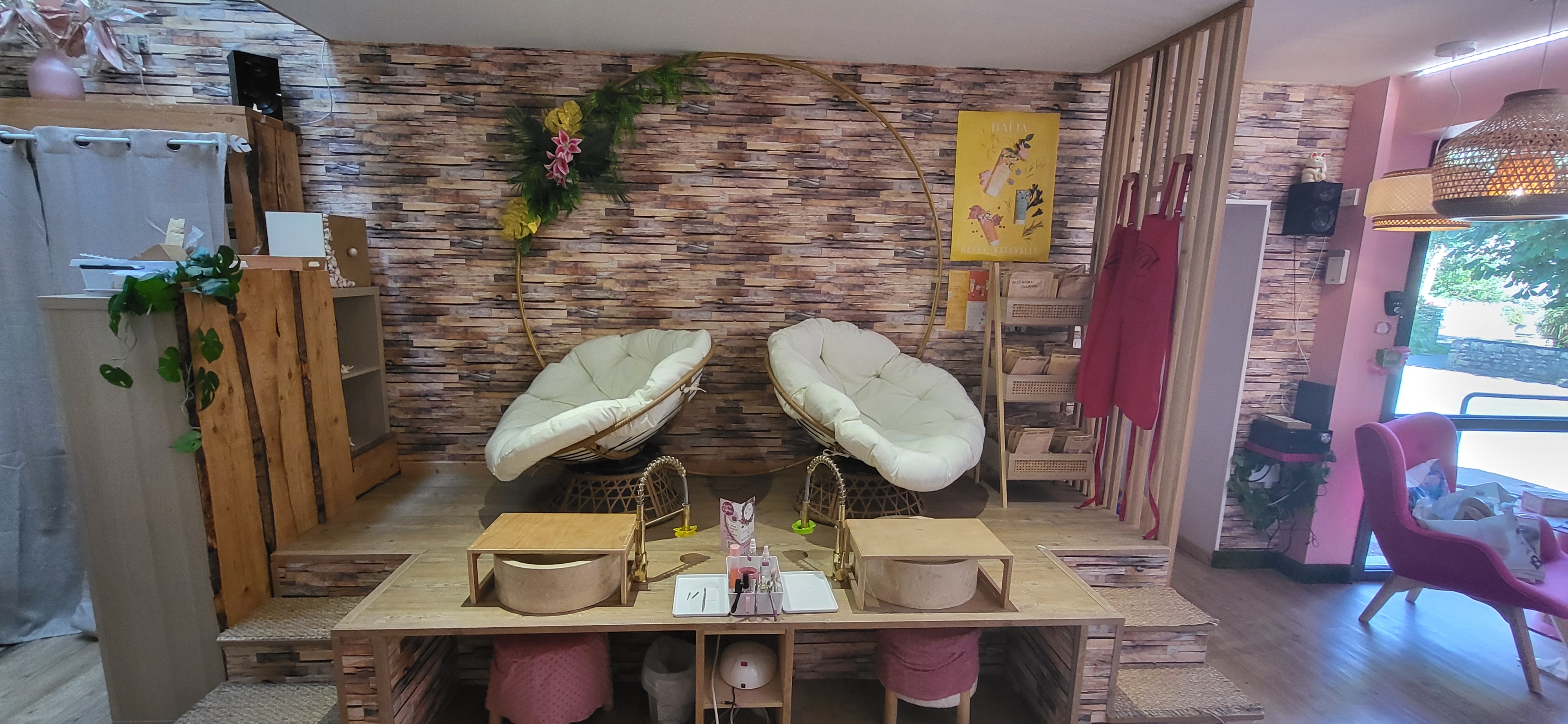 Suite demenagement je vends mon Salon de beauté spécialisé dans les ongles et les cils dans le sud Vendée. Disponible au 1er/9/26
Clientèle fidèle depuis 4 ans. Une employée en Cdi.
Au rez de chaussée 3 postes mains tout équipé : lampe uv, lampe velleman, ponceuse kemmer, aspirateur encastré novaflair ainsi que 2 postes pieds sur 1 estrade avec evier: eau chaude/froide.
A l étage : une cabine pour faire les cils avec table, matelas a mémoire de forme et une 2eme cabine avec douche et lavabo. Possibilité de réunir les 2 cabines. Salon climatisé