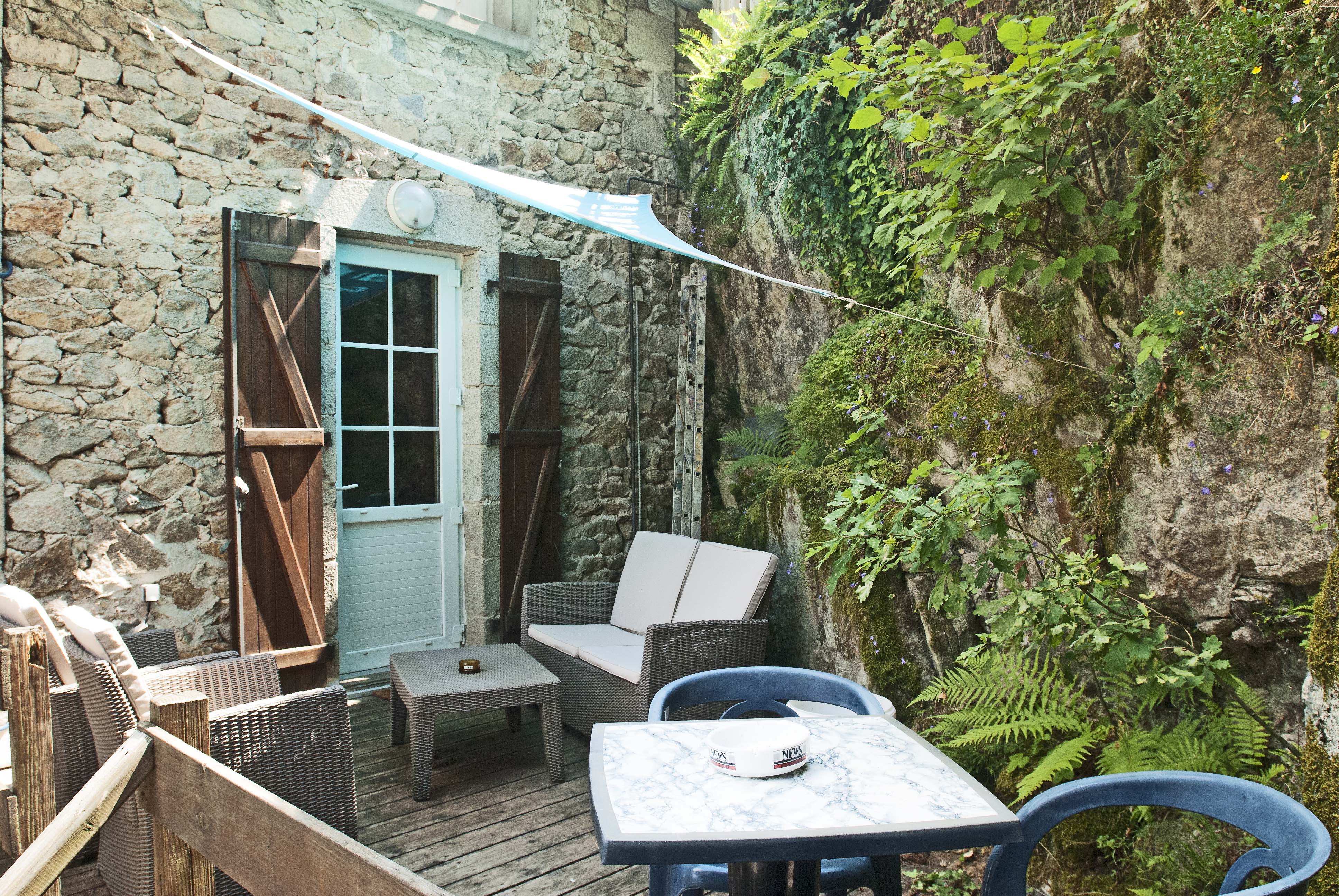 Corrèze en Corrèze, traversé par la Corrèze
3 bonnes raisons pour venir s'installer au cœur du département, dans un village médiévale classé
Grande maison avec logement privatif attenant, environ 400m² sur 1000m² de jardin privatif.
Au rez-de-chaussée, salon, salle à manger, cuisine
1er étage : 5 chambres avec salles d'eau privatives, salon, terrasse privative, buanderie
2ème étage : 3 chambres avec salles d'eau privatives, accès au logement privatif
Logement de 100m², 2 chambres, salle d'eau, salon, cuisine, terrasse et jardin privatifs + entrée indépendante de la partie pro
Auberge tenue depuis plus de 20 ans, clientèle fidèle, région de tourisme vert
N'hésitez pas à nous contacter pour plus de photos et renseignements.
A très vite pour la visite

La Trad' - Chrystelle & David