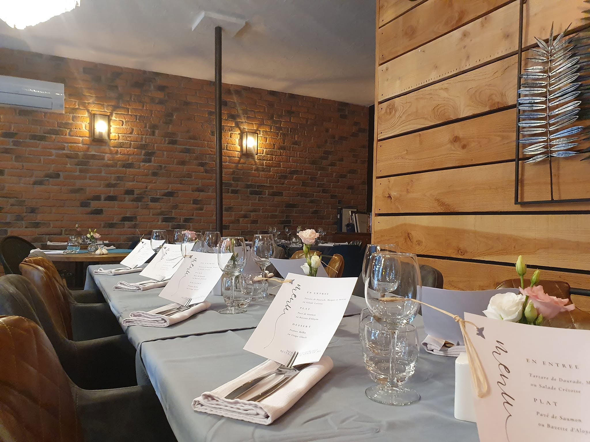 Restaurant 80 m² Brioude

Belle opportunité pour professionnel de la restauration.
 Situé à proximité immédiate du centre-ville de Brioude, cet établissement bénéficie d'un emplacement stratégique avec bonne visibilité et facilité de stationnement à proximité.
 Le restaurant offre une capacité d'accueil confortable avec 34 places en salle et 34 places en terrasse, dans un cadre chaleureux et soigneusement agencé. L'ensemble a fait l'objet d'une rénovation complète en 2022, aussi bien au niveau de la salle que de la cuisine, permettant de disposer d'un outil de travail moderne, fonctionnel et immédiatement opérationnel.
 Cuisine professionnelle entièrement équipée avec matériel récent et entretenu, aucun investissement immédiat à prévoir.
 L'établissement bénéficie d'une excellente réputation locale ainsi que d'une clientèle fidèle développée au fil des années. Exploitation offrant une belle qualité de vie avec 2,5 jours de fermeture hebdomadaire et 7 semaines de congés annuels.
 Affaire saine et rentable, idéale pour un couple ou des professionnels souhaitant reprendre un établissement reconnu avec un fort potentiel de développement.