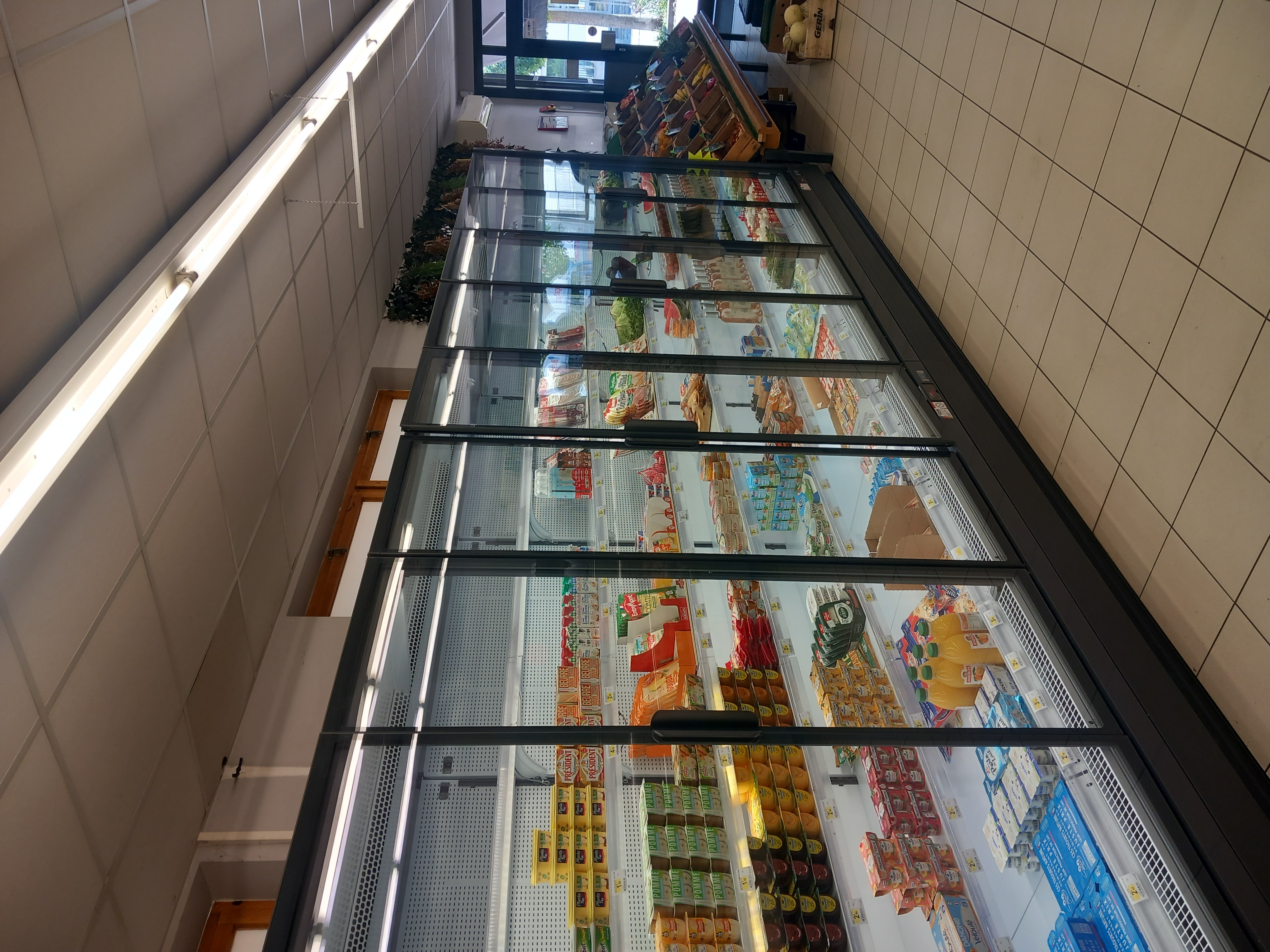 Reprenez un beau magasin, bien établi dans une commune de plus de 2500 habitants au cœur de l’Alsace.
Avec une clientèle fidèle, homogène et un accès facilité avec des places de parking devant le magasin, ce commerce est idéal pour un entrepreneur passionné souhaitant développer son affaire.
Caractéristiques :
-Superficie de 130 m², avec un espace de stockage de 40 m2 et un espace bureau
-Aménagement intérieur accueillant et fonctionnel avec la climatisation, frigos portes fermés et chambres froides.
Les plus de ce commerce :
-Places de parking,
-Présence de commerces complémentaires (hôtel, restaurant, pharmacie…)
-Murs appartenant à la mairie
-beau rayon traiteur, fromages, charcuterie à la coupe,
Les services en place :
Gaz. Dépôt de pains
Les opportunités offertes par le magasin :
Possibilité d’élargir l’offre avec des services complémentaires tel que la livraison à domicile, les relais colis, lockers, etc…et d’améliorer l’amplitude horaire.

Le/a repreneur/se bénéficiera d’un apport minimum de 30 000 euros pour le fonds de roulement du magasin ET pour accéder au financement de l’acquisition du fonds de commerce.
Reprise du magasin viable pour une personne.
Le CA brut TTC en sortie de caisse sur une période de 12 mois est de 223476 euros  (juin à mai 2026)
L’enseigne vous accompagnera dans toutes les étapes de reprise du magasin . 
Saisissez cette chance de devenir le propriétaire d’une épicerie dynamique au cœur de l’Alsace  !