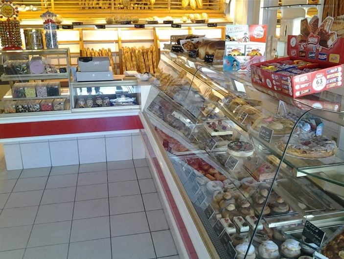 Fonds de commerce Boulangerie-Pâtisserie à 10 minutes de Laval, situé sur un axe routier classé route à grande circulation, avec parking à proximité immédiate du commerce. Cette seule boulangerie se situe au centre d'un village de 1 100 habitants au cadre de vie très agréable. Situé à proximité d'un commerce restaurant/bar/tabac, d'une épicerie, d'un salon de coiffure et d'un garage automobile. Dans le village, trois écoles (publique/privée/hors contrat), une zone artisanale employant environ 200 salariés, plusieurs associations, une salle des sports.

Matériel récent en très bon état.
Idéal pour un couple ou un binôme souhaitant s'engager dans                         l'entrepreneuriat.
Maison d'habitation attenante au commerce (T4).

La location est de type "location-gérance" avec possibilité d'acquisition. La Commune, propriétaire des murs et du fonds a fait appel à un négociateur en fonds de commerce pour accompagner et conseiller le futur repreneur. 

Renseignements à la Mairie par téléphone aux heures d'ouvertures et par mail : accueil@bazougers.fr