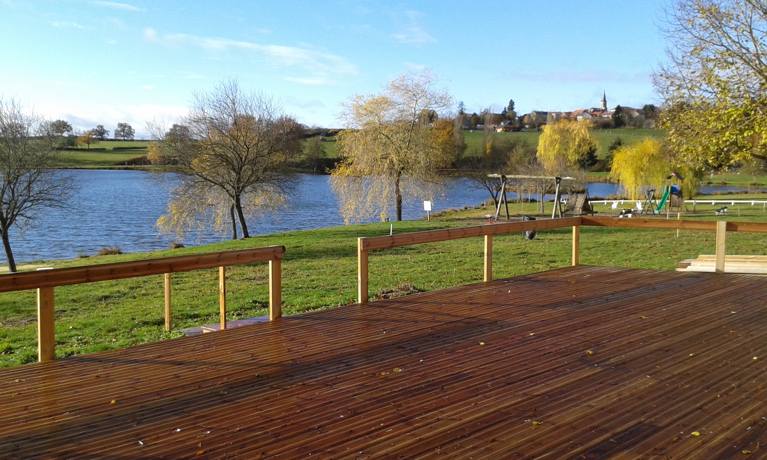 Restaurant situé en bord de plan d'eau 163 m² de plain pied.
- Réserves - cuisine - bar - sanitaire : 119 m²
- salle de restaurant : 44 m² pour 30 couverts
Local rénové en 2016
Licence IV 
Libre de fonds de commerce
Prix 600 euros / mois hors charges