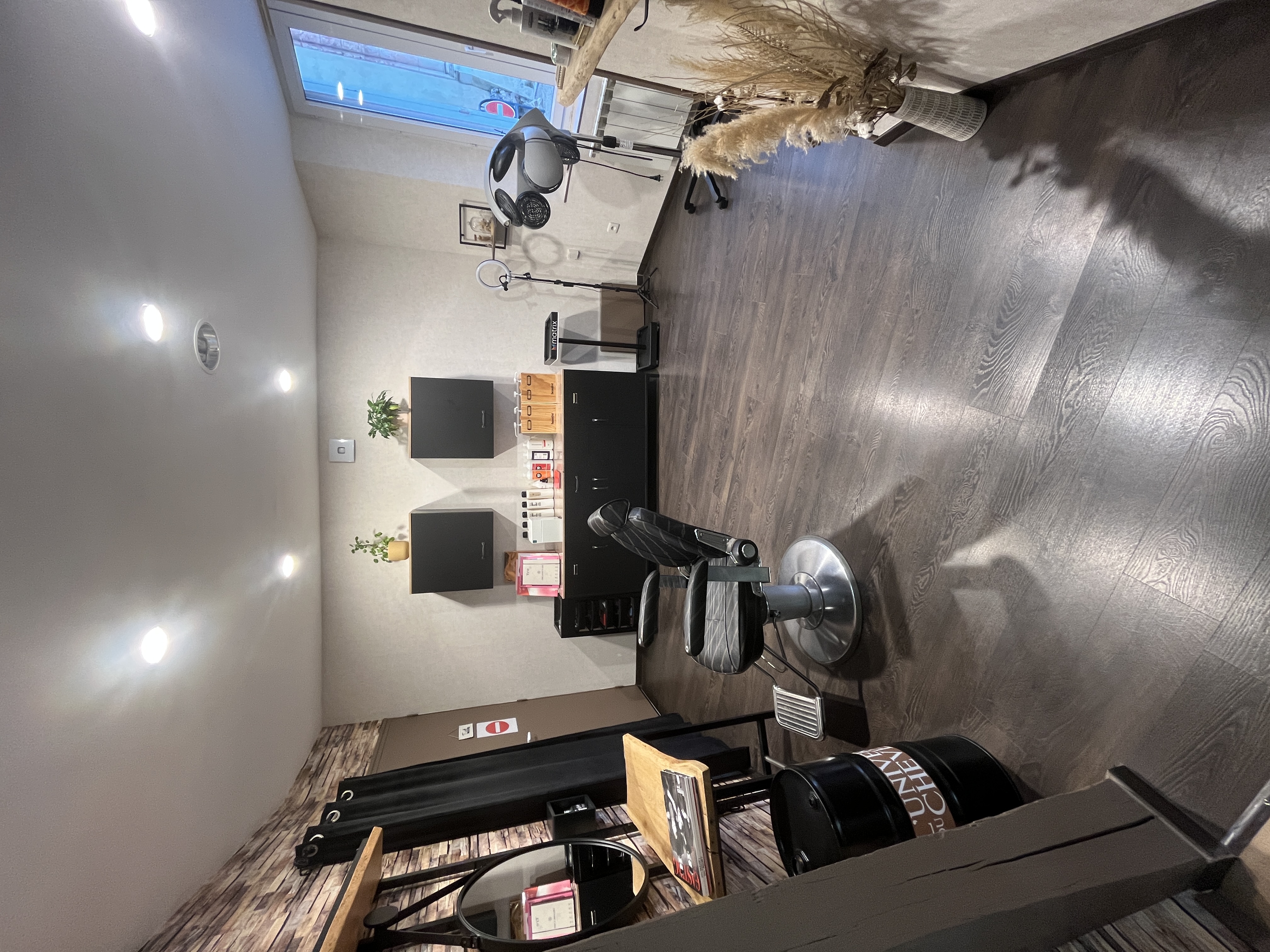 Fond de commerce salon de coiffure à vendre pour cause de déménagement 
Salon prêt à l’emploi, refait à neuf il y a 2 ans et demi, dans une ambiance chaleureuse. 
Aucuns travaux à prévoir.

* Clientèle très fidèle et régulière
* Planning complet sur minimum 3 semaines
* Pas de concurrence directe, seul salon dans la commune

𝓛𝓸𝓬𝓪𝓵𝓲𝓼𝓪𝓽𝓲𝓸𝓷:
*  Requeil (72510)
* Centre bourg avec un parking en face du salon  pour faciliter le stationnement des clients.

- 𝓔𝓺𝓾𝓲𝓹𝓮𝓶𝓮𝓷𝓽𝓼:
* Réserve rénovée il y a 1 an et demi 
* Fauteuils changés il y a 2 ans
* Ordinateur + imprimante facture
* Climazon 
* Machine à laver + sèche linge 
* Frigo + micro-onde
 
Pas de salariés (mais possibilités de travailler a 2 dans le salon.)
Très bon potentiel de développement
Clientèle jeune et dynamique 
Prise de RDV en ligne
- 𝓛𝓸𝔂𝓮𝓻 : 327€


📞 𝓒𝓸𝓷𝓽𝓪𝓬𝓽𝓮𝔃-𝓶𝓸𝓲 𝓹𝓸𝓾𝓻 𝓹𝓵𝓾𝓼 𝓭’𝓲𝓷𝓯𝓸𝓻𝓶𝓪𝓽𝓲𝓸𝓷𝓼, 𝓭𝓮 𝓹𝓱𝓸𝓽𝓸𝓼 𝓸𝓾 𝓿𝓲𝓭é𝓸𝓼 𝓼𝓾𝓹𝓹𝓵é𝓶𝓮𝓷𝓽𝓪𝓲𝓻𝓮 𝓸𝓾 𝓹𝓸𝓾𝓻 𝓾𝓷𝓮 𝓿𝓲𝓼𝓲𝓽𝓮.