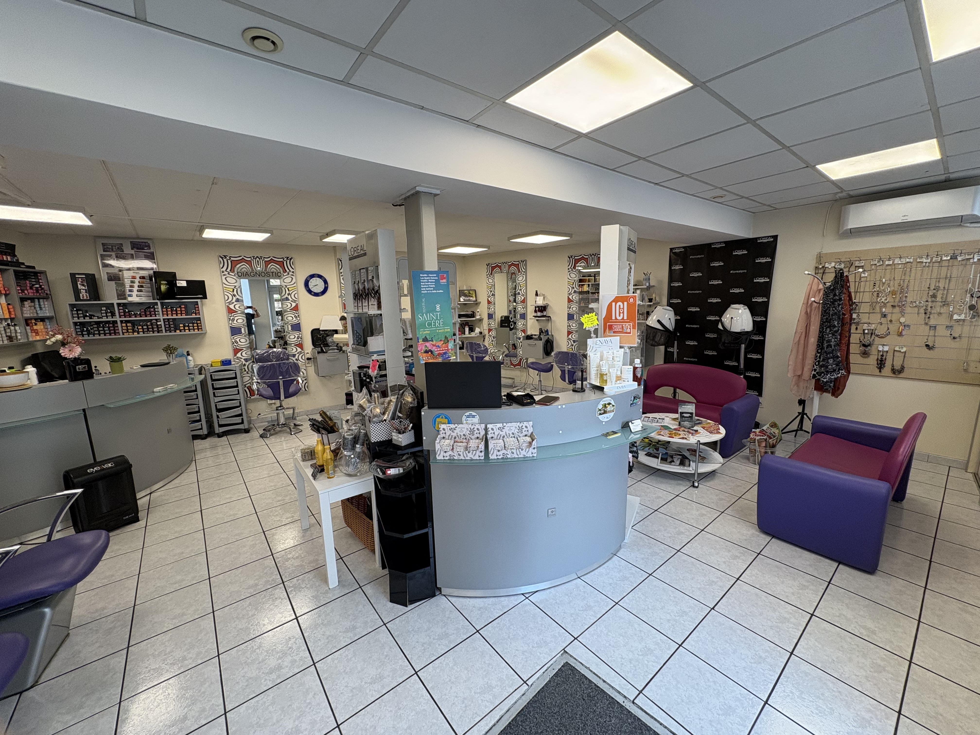 À vendre fond de commerce salon de coiffure 
Installé depuis 27 ans
Dans une zone dynamique centre ville
Ce salon bénéficie d’une clientèle fidèle 
Coiffure mixte hommes femmes enfants 
Chiffre d’affaires annuel 84000€
Local de 70M2
Bail 3,6,9
Loyer 600€ttc
Produits Loreal 
Prix de vente 45000€