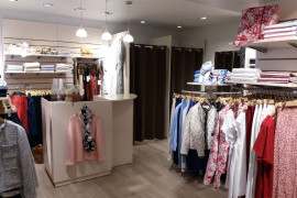 A vendre, cause retraite, fonds de commerce, boutique de prêt à porter féminin, située au coeur de ville, rue piétonne n°1. Marques qualitatives dont la notoriété fidélise depuis de nombreuses années une clientèle locale, départementale et touristique. Enseigne indépendante. Grandes vitrines qui permettent de valoriser l'offre. Loyer modéré. Surface de vente de 40m2 (plus 40 m2 de réserve) Locaux en parfait état, exploitation immédiate. Chiffre d'affaires constant, très bonne rentabilité.

Prix du fonds de commerce à débattre.