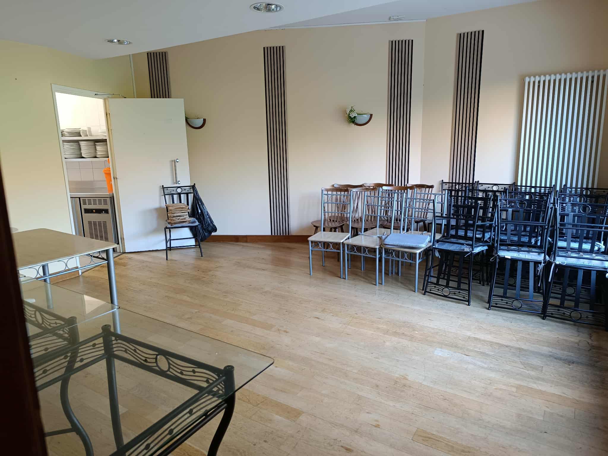 La commune de Chaussenac, charmant petit village du Cantal de 200 habitants,  recherche un(e) gérant(e) sympathique et expérimenté(e) en restauration pour reprendre son point multiservices – bar – restaurant. 

Situé sur la place principale (face à l’église), ce commerce est le coeur du village, où vous y rencontrerez des habitants de la commune & environs, des ouvriers de passage et des estivants. 

Le commerce (propriété de la commune) est constitué d’un bar avec licence IV, d’une épicerie et d’une salle de restauration avec mobilier attenante à la cuisine équipée, ainsi que d’une terrasse. 
Le ou les repreneurs doivent avoir une réelle expérience en Bar – Restauration et idéalement épicerie de dépannage, être sérieux, motivés et dynamiques pour développer l’activité, notamment sur les plats à emporter qui ont du potentiel à exploiter.

Un appartement pour le gérant et sa famille est disponible au dessus du commerce. Celui ci est composé de 2 chambres et d’une pièce principale d’environ 35m2.

Située non loin d'un axe passant, reliant Pleaux (1500 habitants, frontière sud-est de la Corrèze) à Mauriac (12km - ville s/s préfecture), vous y trouverez toutes commodités principales.
Plus proche, à Ally (4km), se situe une école maternelle & primaire, une boulangerie, une épicerie, une pharmacie et un cabinet médical.

Nous ne recherchons pas un restaurant étoilé, mais seulement à faire vivre notre village, grâce à un endroit accueillant, convivial & chaleureux au service des habitants au quotidien. 

Si vous vous retrouvez dans ce texte, et que vous êtes prêts à vous investir dans cette aventure, n’hésitez pas à nous faire parvenir votre CV et votre lettre de motivation / projets.

Premier contact par téléphone SVP