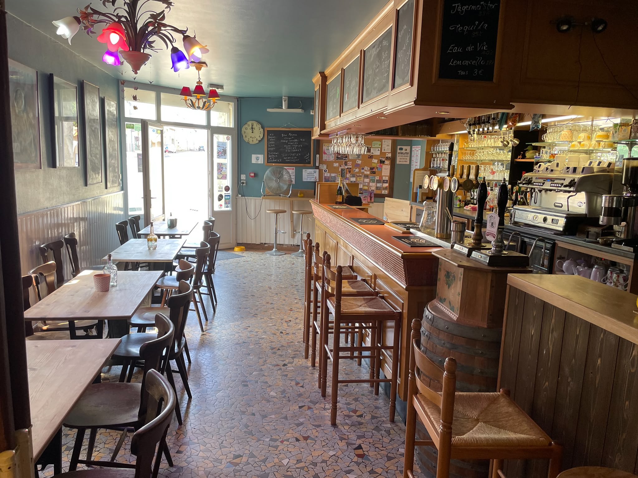 CHERCHE REPRENEUR  BAR-RESTAURANT CHAMBRE D’HOTES À MAUPREVOIR (86460) 

La Commune de Mauprévoir, village du sud de la Vienne est peuplée de 620 habitants. Son territoire est couvert par la 4G et équipé d’un excellent réseau internet accessible par la fibre.

Elle dispose des principaux commerces de proximité : boulangerie, pharmacie, supérette (agence postale), coiffeuse, bar-restaurant. Son centre de santé est animé par deux médecins généralistes, deux infirmières libérales, une pédicure-podologue.

Son économie est symbolisée par une importante activité agricole avec 27 exploitations. Les principaux corps de métiers du bâtiment sont représentés par des artisans.

Ce village très dynamique permet aux membres de ses 17 associations de se retrouver pour pratiquer gymnastique, danse, yoga, football, pétanque, bridge, tarot, théâtre etc. De plus un stand de tir permet de s’entrainer jusqu’à 50 mètres et l’école de tir assure l’encadrement des plus jeunes dès 7 ans.

Les jeunes enfants peuvent être scolarisés à l’école maternelle municipale qui fonctionne en RPI avec la commune de Pressac qui accueille l’école primaire.

Le bar restaurant qui fait également chambre d’hôtes tenu par un couple britannique a été mis en vente. La Mairie s’est portée acquéreuse de l’ensemble immobilier qui abrite les locaux commerciaux et un appartement privé.

Les locaux commerciaux du rez-de-chaussée sont composés d’une cuisine équipée avec chambre froide, d’un bar et d’une salle de restauration. Quatre chambres d’hôte sont installées à l’étage ainsi que le logement privé d’environ 70 m².

Ce commerce présente un beau potentiel avec une clientèle locale et fidèle à reconquérir. Une restauration simple en semaine pourrait convenir aux habitants et aux effectifs des nombreuses entreprises qui interviennent régulièrement sur le ressort de la commune.

La municipalité recherche un gérant (e) du fond de commerce dynamique et volontaire pour recréer l’activité et l’esprit d’un bar de campagne.

Pour tout renseignement s’adresser au secrétariat de la Mairie 
Tél. : 05 49 87 52 12 et Mail : contact@mauprevoir.fr
