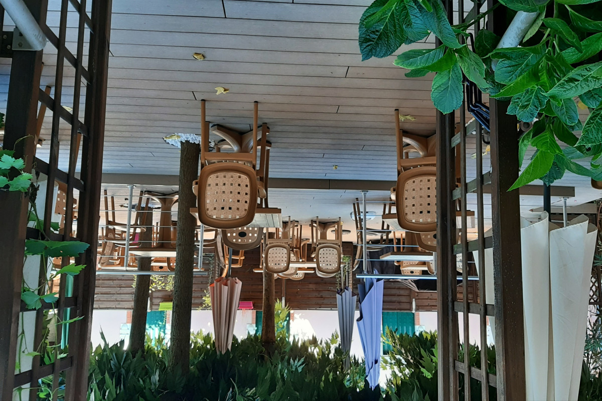 Hôtel restaurant 2 étoiles (classement 2018), situé au centre ville, à 800m de l'autoroute,
 à 80 km de Toulouse, à 70 km de Tarbes, à 46 km de l'Espagne et à 40 km des pistes de ski, 
tout près des chaînes montagneuses pyrénéennes.
Au rez-de-chaussée :
?	Bar 60 m2 avec licence IV, restaurant 80 places, salle de réunion 46 m2, la réception,
?	 la cuisine professionnelle avec chambre froide et armoires frigorifiques, puis une laverie.
?	Une terrasse extérieure 60 places pour la restauration d'été, puis un parking 17 places
?	 fermé par une barrière électrique.
?	Aussi, un logement privé avec un grand jardin.
Au 1er étage :
?	25 chambres (15 côté jardin climatisées, 10 côté rue calme).
?	lingerie propre et des réserves de produits d'accueil.
Cet établissement a été entièrement rénové et la toiture est neuve. Travail toute l'année 
avec une clientèle professionnelle. Ouvert tous les jours de 06h30 à 23h00. Urgent.