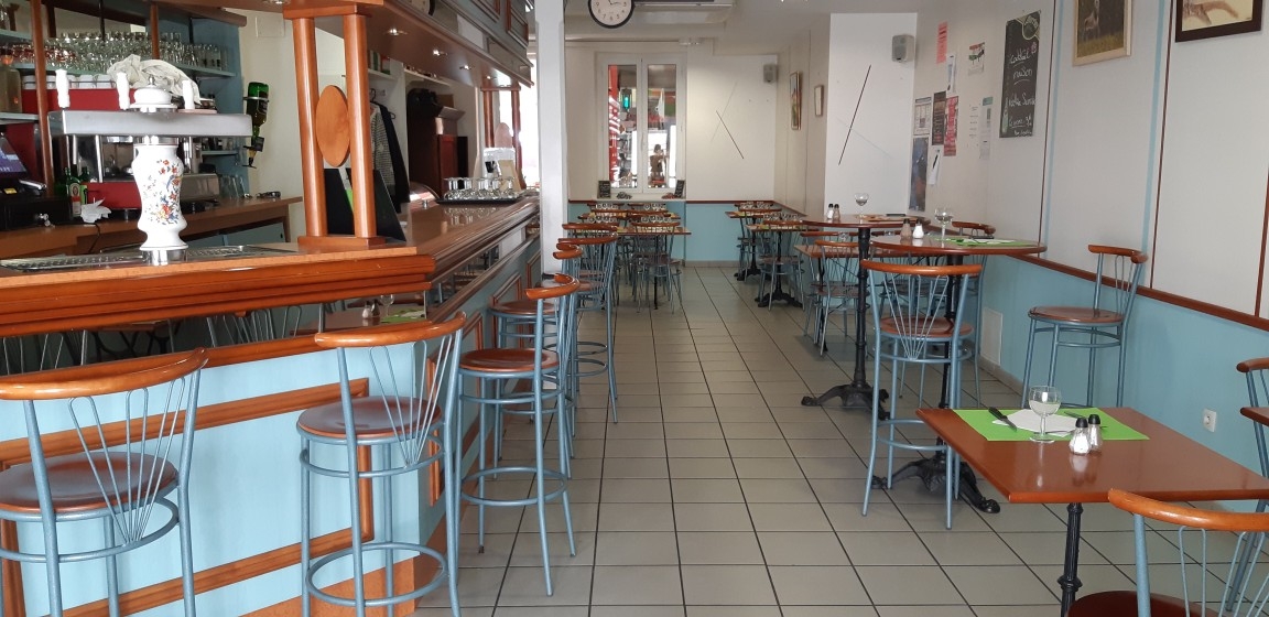 Après 37 ans d'activité, je cède mon restaurant situé à Grenade sur l'Adour (40),commune dynamique de 2500 habitants.
 Etablissement entièrement  équipe avec licence IV, salle de 50 couverts, terrasse de 25 couverts, cuisine professionnelle et emplacement visible en bordure de départementale avec parkings à proximité .
Activité volontairement réduite depuis le COVID car exploitation seul en vue de la retraite . Malgré cela, chiffre d'affaires 2025 : 116 000€ HT . Avant COVID : environ 190 000€ HT .
loyer attractif de 700/mois, fort potentiel de développement : réouverture du bar, services supplémentaires, pizzas, évènements locaux et fêtes du village.
Prix du fonds : 50 000€ (frais d'agence 7000€)
Accompagnement possible du repreneur.