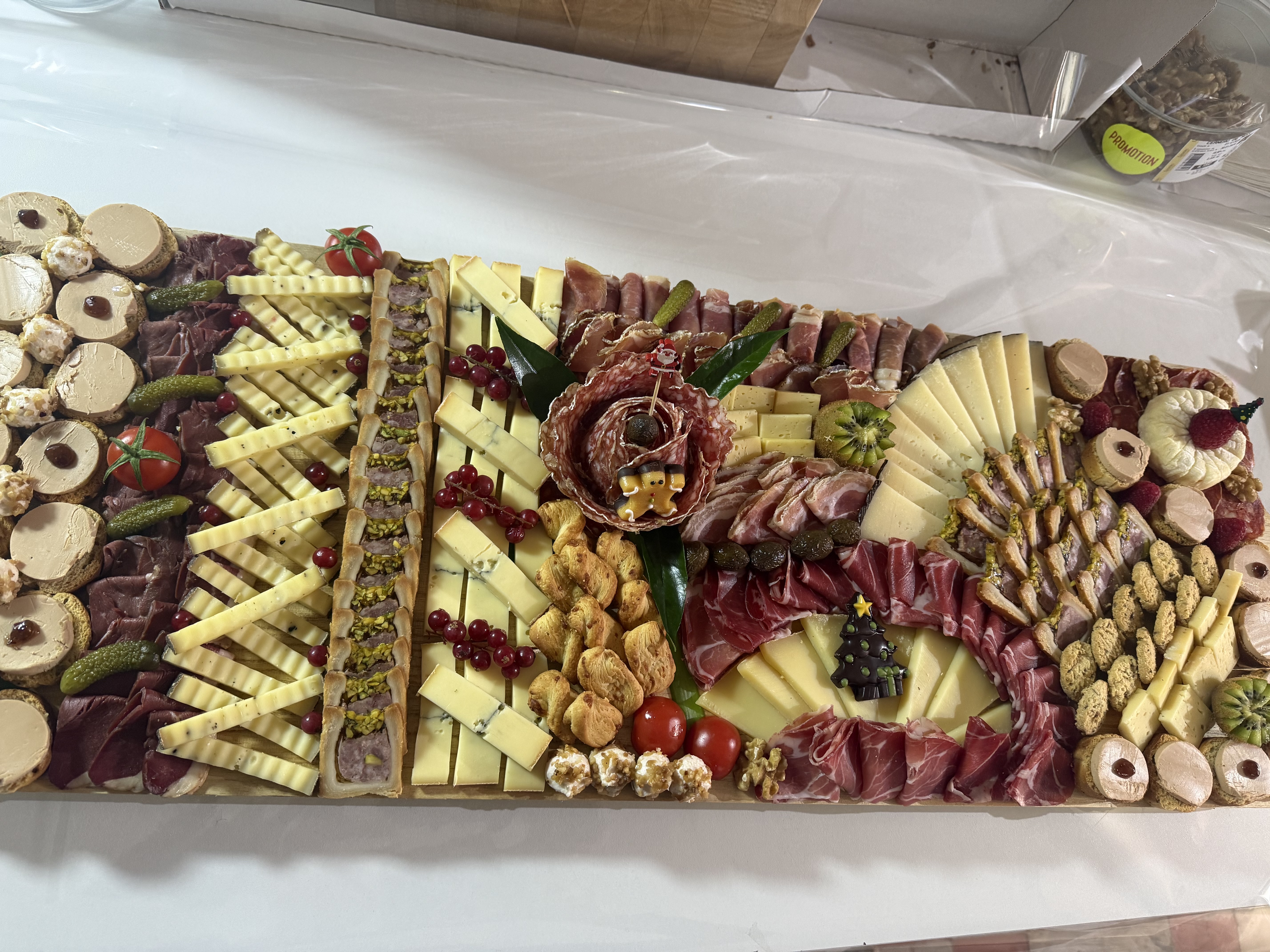 Bonjour 
Je vends mon épicerie fine avec produits locaux , fruits et légumes, charcuteries et fromages .
J ai développé les planches apéritives, les plateaux raclette , planches fruits ect…
Concept qui peut encore être développé.
Je suis à Nyons en Drôme provençale ville tranquille avec école privée ou public de la maternelle au lycée.
Le magasin fait 46m2 plus une réserve , toilettes et bureau et une grande chambre froide.
Matériel récent, rien à prévoir.
Magasin climatisé. Parking face au magasin gratuit. 
Clientèle fidèle.
Je sers aussi les restaurants en fruits et légumes.
Le magasin est vendu avec un Renault trafic frigorifique L2H1 entretien à jour.
Ce véhicule peut être dissocié à la vente.
Je reste à votre disposition.
Isabelle