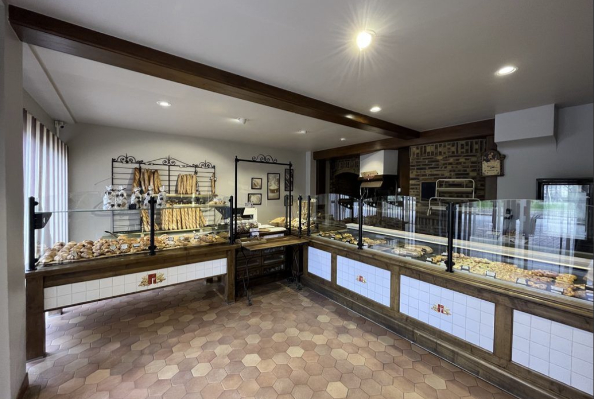 Boulangerie Pâtisserie de 300m2

Entreprise familiale implantée depuis 40 ans au cœur de la commune.
Se distingue par sa cuisson traditionnelle au feu de bois, four visible depuis la boutique qui a elle été rénové récemment. 
Affaire clé en main, saine et prospère, n’attend plus que des repreneurs pour poursuivre et développer cette boulangerie et permettre à ses gérants de partir en retraite.