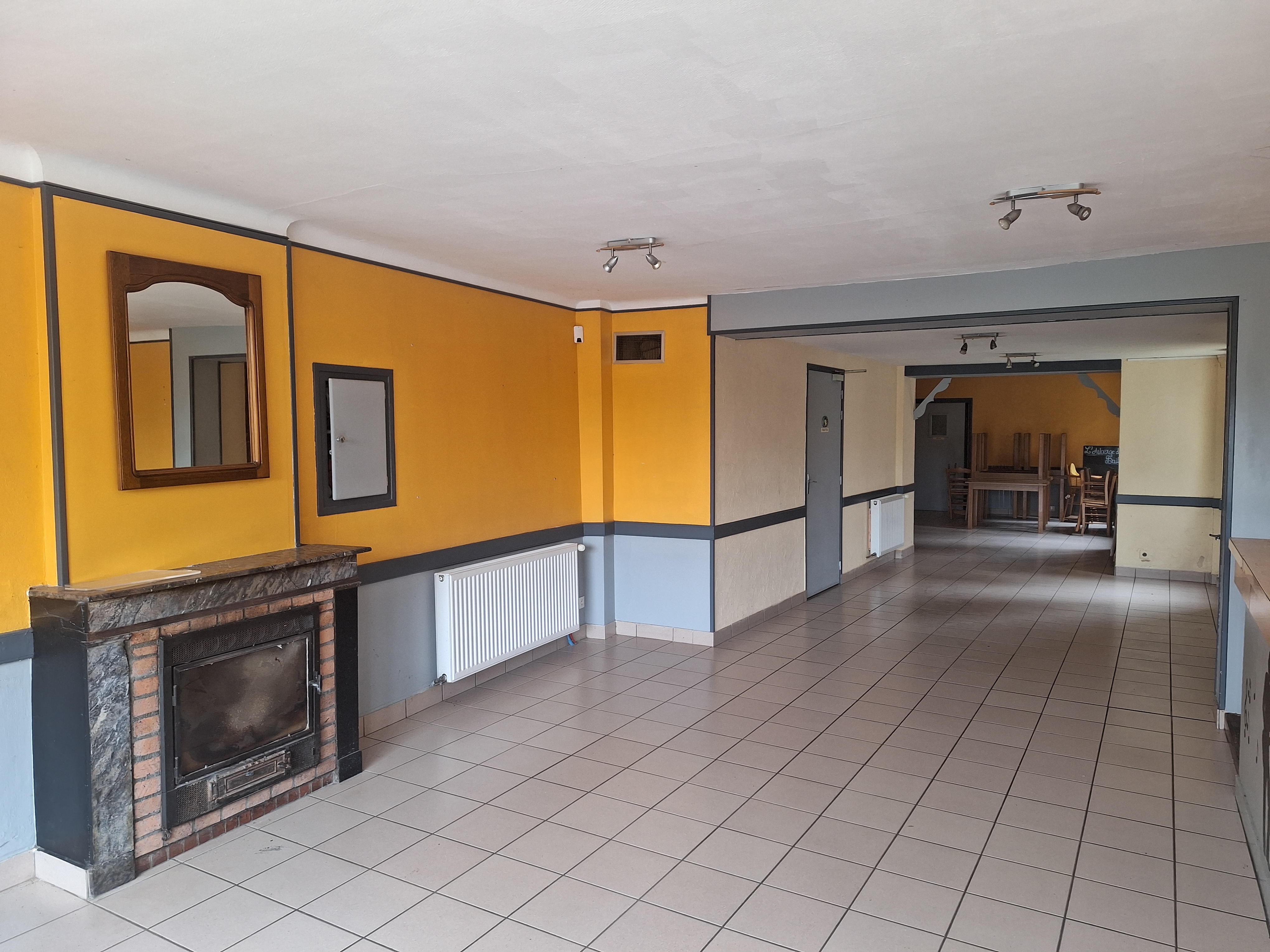 Au coeur des collines du Perche à 1h30 de Paris, la commune de Baillou (Loir-et-Cher) à 30 mn de Vendôme et sa gare de TGV (40 min de Paris, 20 min de Tours), proche de Mondoubleau (commune centrale de la CCCP, où le manque de restauration est réel ) propose un local à louer dans le centre bourg pour exploiter un restaurant - brasserie. 
Licence IV disponible.
Pas de reprise de fonds de commerce à prévoir.
Ce restaurant dispose d’un bar, d’une salle de 40 places assises environ, d’une terrasse en façade et d’un jardin attenant clos de murs et très bien exposé. Possibilité d’utilisation du matériel nécessaire à son exploitation : cuisine aménagée, mobilier intérieur et extérieur, ustensiles.
Restaurant traditionnel aux normes situé en centre-bourg avec possibilité de développement d’activités multiservices, traiteur, vente de produits locaux…
Le commerce fait l’objet d’un projet de rénovation, accessibilité aux personnes à mobilité réduite. Opportunité de logement individuel ou couple, famille, à convenir avec la Mairie.
Le loyer  modéré pour la partie restaurant, 350 € HT. (La mairie privilégie des candidatures avec expérience professionnelle sérieuse dans le domaine.)

Atouts ; 
-Village paisible dans un milieu bocagé avec chemins de randonnée appréciés de tous.
-Très peu d’offres de restauration existante  le week-end dans le secteur de Mondoubleau
-circuits de randonnée à proximité
- projet touristique de la CCCP avec la commanderie d’Arville
- Comité des fêtes dynamique
- Eglise classée

Les candidatures (cv et lettre de motivation expliquant l’offre que vous souhaitez proposer) sont à envoyer à
Mairie de Baillou
Monsieur Jean-Luc PELLETIER (Maire)
Le Bourg
41170 BAILLOU
Tél. 02 54 80 81 23 
Mail : communication@mairiebaillou.fr