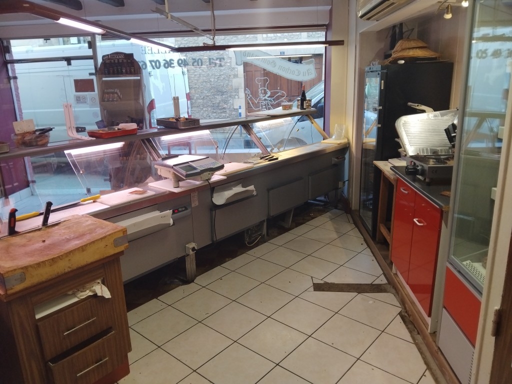 Boucherie Charcuterie Traiteur, 80% de charcuterie, plats cuisinés fabriqués maison.
Grand laboratoire de fabrication et de découpes, matériels ressent ou en cours de changement.
Possibilité de logement