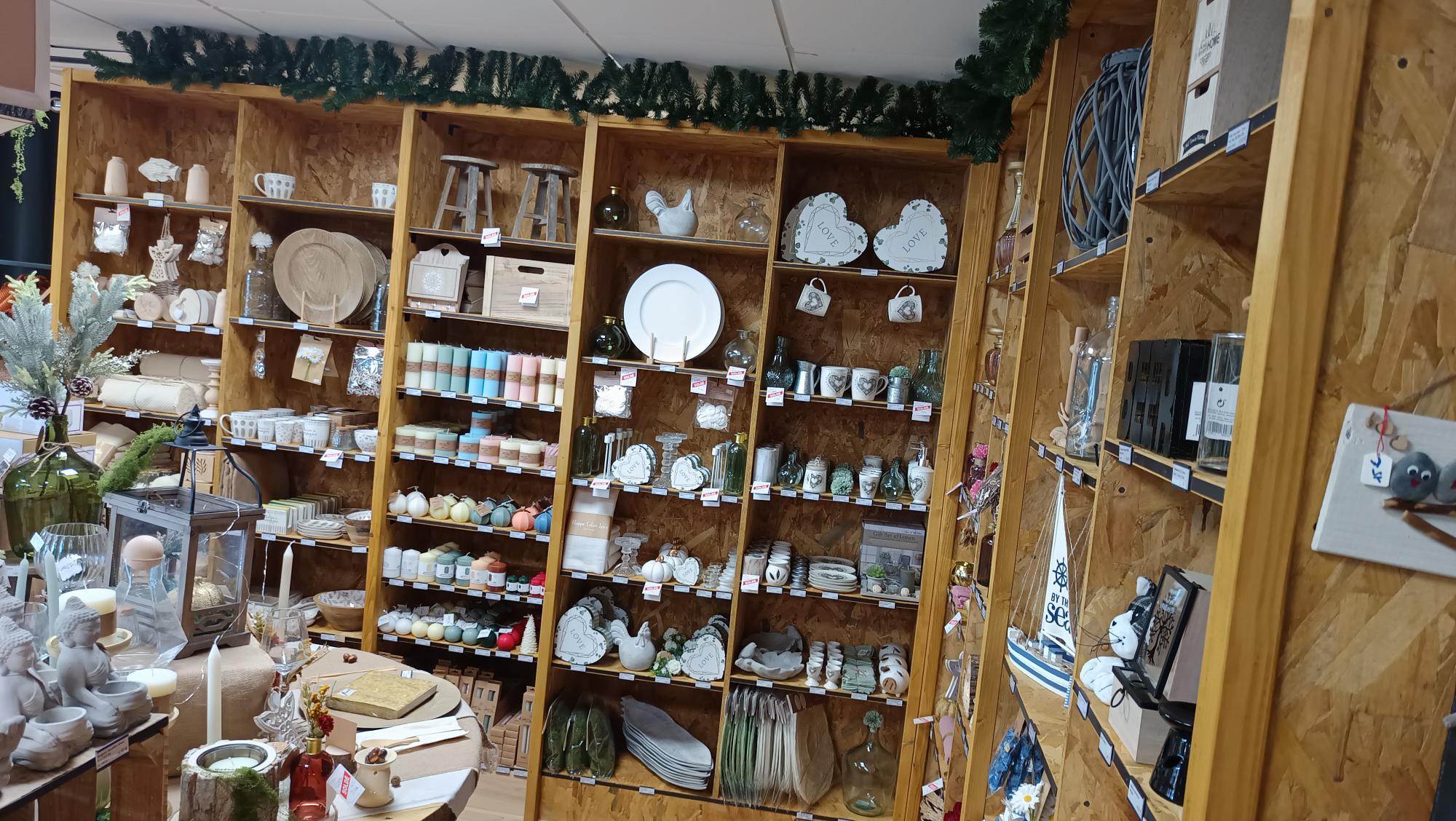 Vous souhaitez reprendre un commerce clé en main, bénéficiant d’un emplacement attractif et d’un réel potentiel de développement ?

Découvrez cette boutique de décoration, objets cadeaux et univers de la maison et créations artisanales idéalement située au cœur de la zone d’activités de Carnoules ( ZAC du Collet ) dans un environnement commercial dynamique.

La zone bénéficie d’une belle fréquentation grâce à la présence de nombreuses enseignes et commerces complémentaires : Biocoop, Pizza Drive, opticien, tabac-presse, boulangerie, boucherie, fleuriste, caviste, friperie, restaurant, etc.

Un local agréable et immédiatement exploitable.

La boutique dispose d’une surface totale de 90 m², répartie comme suit :

66 m² d’espace de vente
24 m² de réserve
Toilettes
Local entièrement refait à neuf
Espace très lumineux, fonctionnel et accueillant

Le commerce est prêt à poursuivre son activité sans travaux à prévoir.

Prix du loyer mensuel : 1265€

En complément de l’activité actuelle, plusieurs pistes peuvent permettre de développer la fréquentation et le chiffre d’affaires :

Possibilité de maintenir ou développer une activité de relais colis (actuellement UPS)
Possibilité de partager une partie du local avec des créateurs, artisans ou activités complémentaires, afin de mutualiser l’espace, accroître la visibilité et créer une offre plus diversifiée
Potentiel de développement de nouvelles gammes de produits ou services autour de l’univers de la maison, du cadeau et de la création


Les atouts de cette opportunité :

- Emplacement stratégique en zone d’activités
- Excellente visibilité et accès facile
- Stationnement à proximité
- Local rénové, lumineux et immédiatement exploitable
- Clientèle existante et fidèle
- Environnement commercial dynamique
- Plusieurs possibilités de diversification et de développement

Une belle opportunité pour un commerçant, créateur, artisan ou porteur de projet souhaitant reprendre une activité existante et s’installer dans un secteur dynamique du Var.

Pour obtenir davantage d’informations ou organiser une visite, contactez moi.