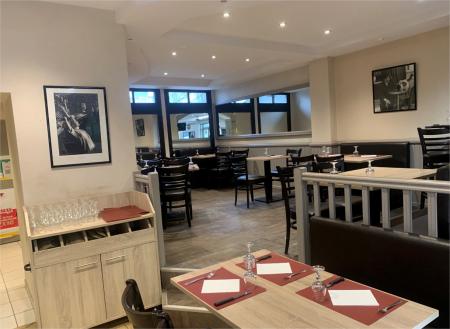 Description
Dpt Tarn (81), à vendre LACAUNE Bar - Brasserie

Opportunité Exceptionnelle à Saisir !

Vous recherchez une affaire florissante dans un cadre pittoresque ? Ne cherchez plus ! Nous avons le plaisir de vous présenter ce magnifique fonds de commerce d'un bar-brasserie avec PMU et Française des Jeux, accompagné de la vente des murs, situé au cœur d'un village touristique. 
Lacaune les bains 90km (1h15mn) de la méditerranée et 200 km des Pyrénées

Description des Locaux :

Rez-de-chaussée : Le bar-brasserie, aménagé avec goût, offre une capacité d'accueil de 60 places à l'intérieur et 50 places en extérieur sur une splendide terrasse agrémentée d'une fontaine d'eau. La cuisine traditionnelle et la restauration rapide ravissent une clientèle habituée locale, familiale et touristique de passage.
Premier Étage : Un appartement de type T2, parfait pour le propriétaire ou le gestionnaire.
Deuxième Étage : Un appartement de type T3, idéal pour un investissement locatif ou un logement de fonction.
Potentiel de Développement :

Avec son emplacement privilégié au sein d'un village touristique, cette affaire offre un fort potentiel de développement. Que ce soit par l'organisation d'événements, l'extension des horaires d'ouverture ou la diversification de l'offre, les possibilités sont nombreuses pour augmenter le chiffre d'affaires et la rentabilité de l'établissement.
Points Clés :

Emplacement de choix dans un village touristique
Clientèle locale, familiale et touristique de passage
Infrastructure complète avec bar, brasserie, PMU et Française des Jeux
Belle terrasse extérieure avec fontaine d'eau
Cuisine traditionnelle et restauration rapide
Appartements T2 et T3 inclus dans la vente des murs

Prix murs et fonds 436 000

Possibilité d'acquérir uniquement le fonds de commerce 218 000