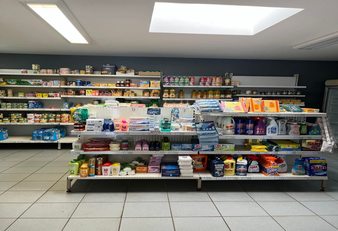 située dans un village à 40 mn de Tours 45 mn du Mans et 2h30 de Paris.
locataire des murs de la commune (petit loyer), nous proposons divers services: relais poste, pick up, gaz, dépôt de pain, FDJ, petit rayon de charcuterie. Tous le matériel est neuf ( vitrine charcuterie vitrine positive et négative, rôtissoire, trancheuse... il y a encore des possibilité de faire évoluer