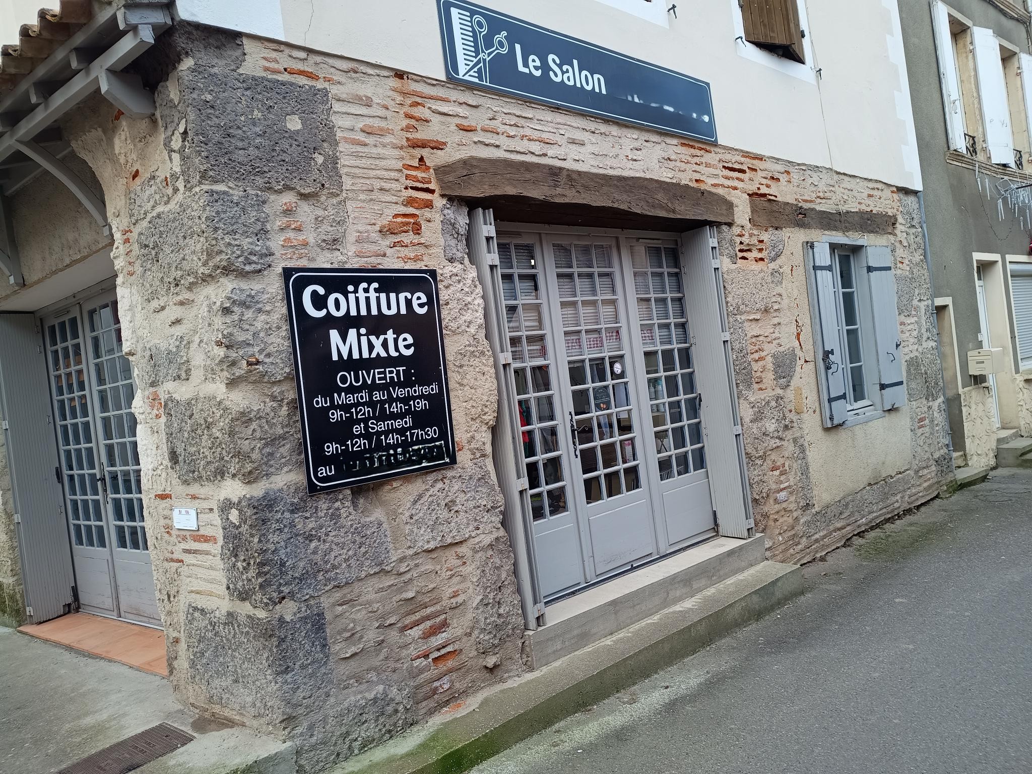 Vend salon de coiffure mixte existant depuis plus de 10 ans et situé dans sur une commune dynamique à proximité de Marmande.
Clientèle mixte, variée, fidélisée à l'année.
Emplacement idéal, dans l’épicentre du village, dans un local très lumineux d’environ 40m2 refait à neuf en 2020 et tout équipé. Grandes vitrines sur plus de 10 mètres linéaires. Des stationnements gratuits sont situés devant et à proximité du salon. 
Equipement complet : 2 postes de travail ; 2 bacs avec fauteuil, 1 comptoir, 2 sièges d’attente... Climatisation réversible. 
Grand espace de stockage de plus de 12 m2 et un espace cuisine, salle repos… de plus de 12 m2 également.
La cheffe d’entreprise assure seule à ce jour l’ensemble de l’activité. Le fonds est exploitable immédiatement, aucun investissement supplémentaire n'est à prévoir. Bail commercial suivra à la reprise. 
De réelles possibilités de développer le chiffre d’affaires facilement car aucune présence ni sur internet ni sur les réseaux, pas de communication…
CA constant autour des 35 k€. Il n’y a pas de caisse enregistreuse, ni système de réservation en ligne…
Cession du fonds de commerce :  
Possibilité d’être accompagné à la reprise par un conseiller de la Chambre de Métiers et de l’Artisanat du Lot-et-Garonne