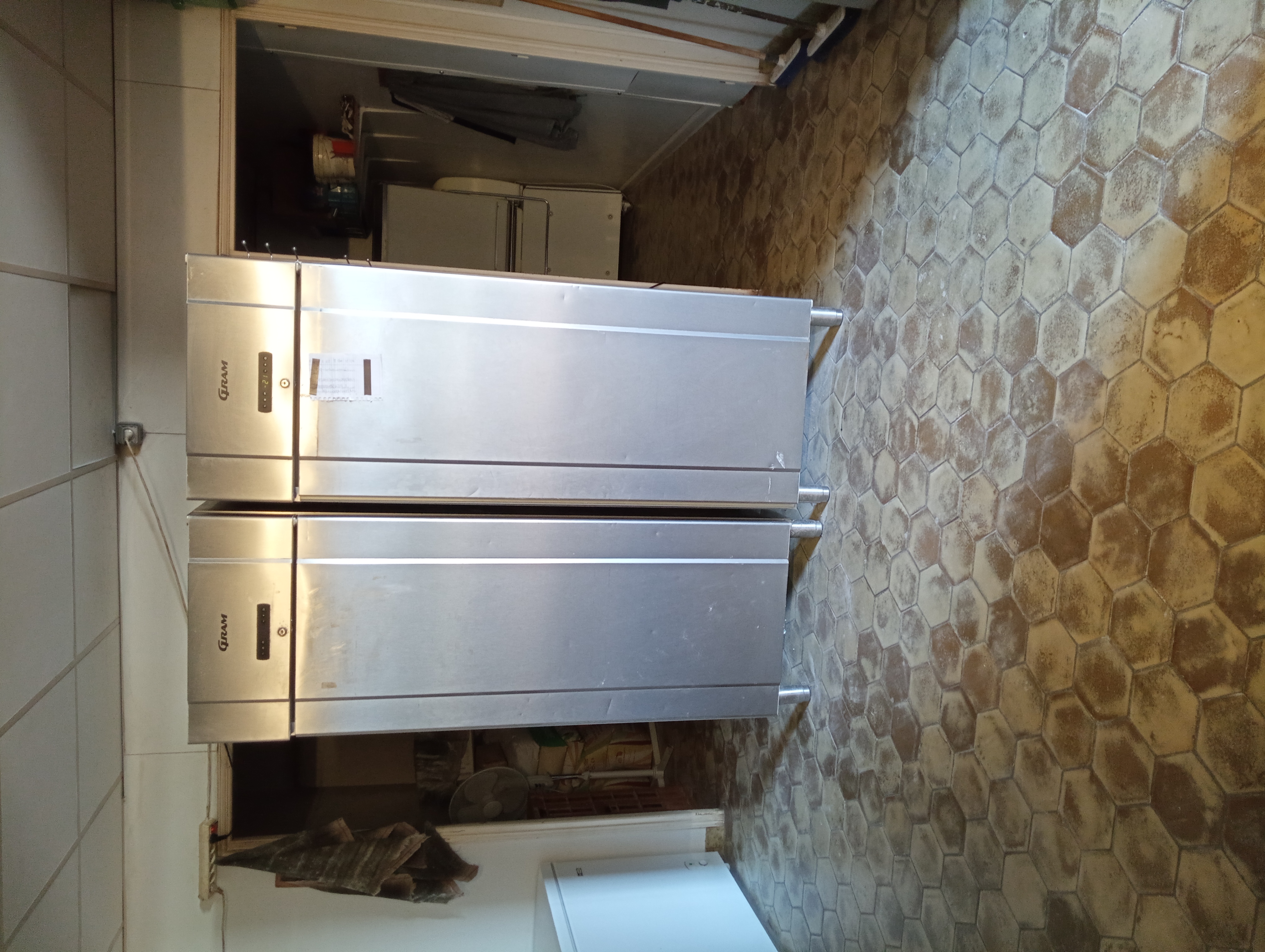 Boulangerie-pâtisserie à vendre dans charmant village de 2000 habitants en plein développement.
CA 137000 euros (8 semaines de congés par an).
Fermeture hebdomadaire 1 journée (lundi) et 2 après-midis (weekend).
1 Four à soles MAP de 2020, 1 four ventilé, 2 chambres de pousse, un frigo et un congélateur (-20 degrés) armoires, congélateurs coffres, laminoir...
Loyer 500 euros mensuel et charges d'électricité entre 500 et 600 euros par mois (compteur jaune).