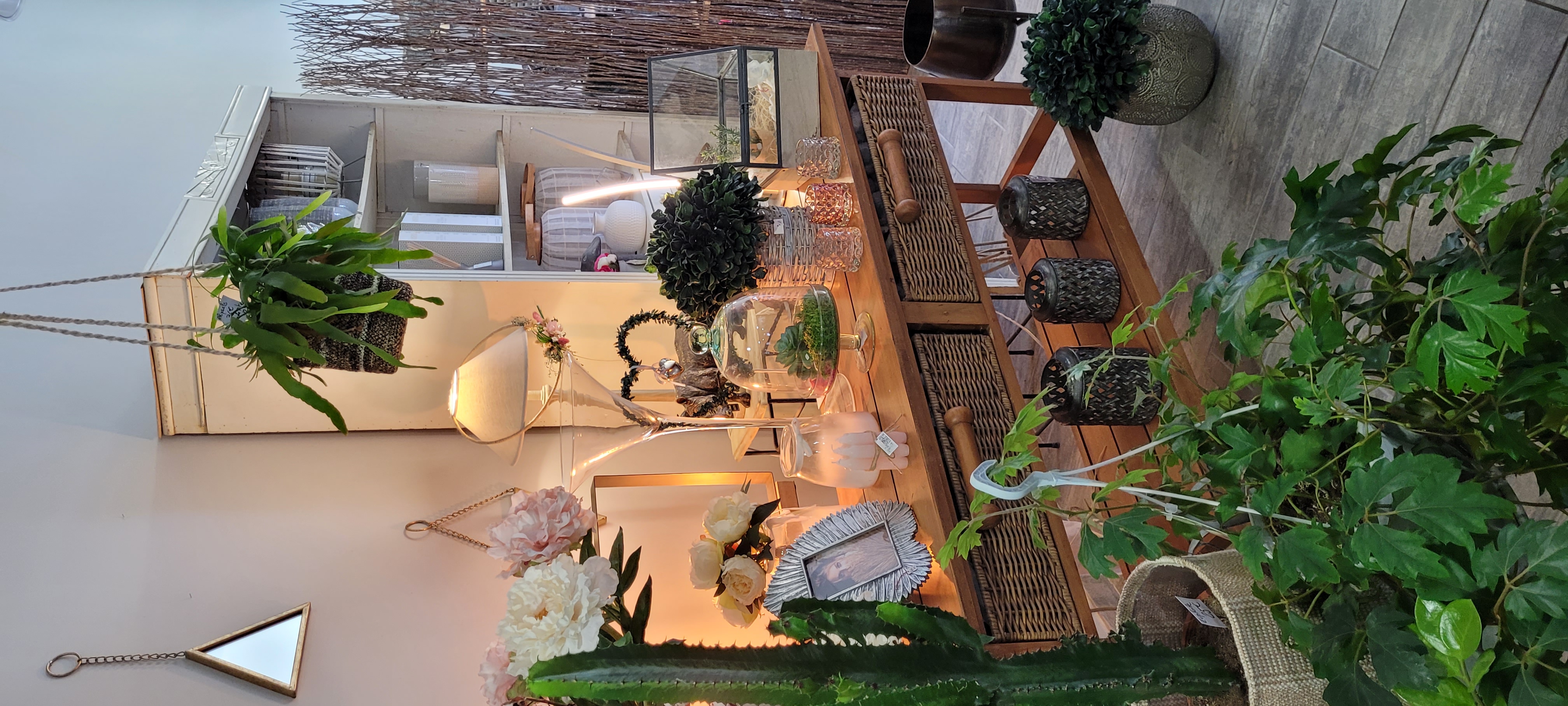 Fond de commerce fleuriste cadeaux déco .
Surface de vente +atelier 96m2. 
Cour extérieure 42m2. 
Chambre froide, 
porte automatique.
Climatisation réversible. 
Zone bleue devant la boutique 
Clientèle fidèle depuis 27ans. CA en contante progression. 
Aucun travaux à prévoir .