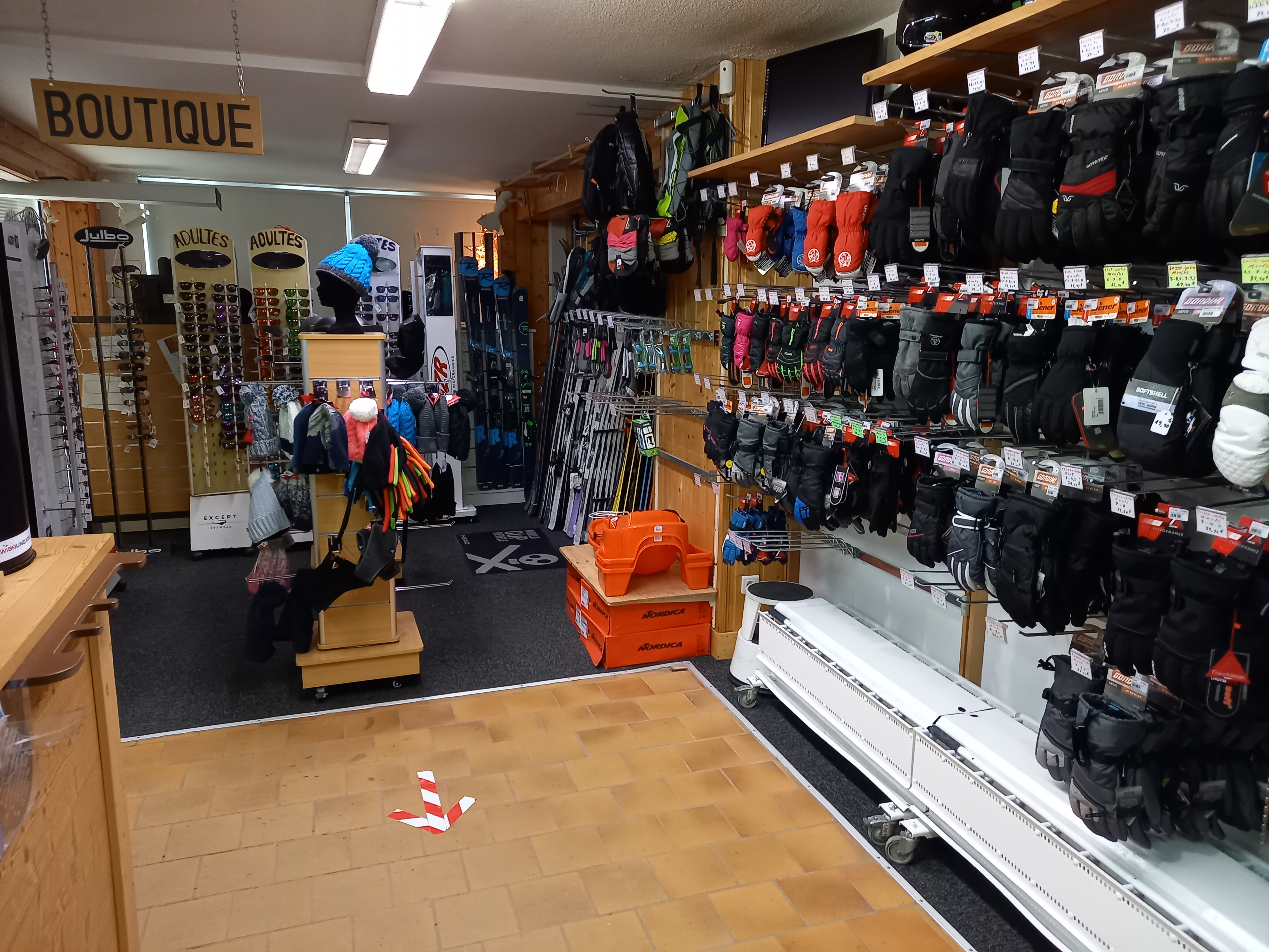 Nous recherchons un repreneur pour notre Fonds de commerce de location de matériel de ski et vente articles de sports d'hiver, situé au cœur d'une station dynamique des Pyrénées Atlantiques (64).

Premier magasin à l'arrivée dans la station, il est situé au pied des pistes et existe depuis 48 ans.

Magasin de 140 m2 sous Enseigne Nationale. Agencement fonctionnel et récent.

Le fonds comprend un gros parc de location en parfait état (skis, chaussures, bâtons, snowboards…). Il dispose d'un atelier fermé pour l'entretien des skis et snowboards comprenant les machines et outils indispensables (surmouleuse, ponceuse, farteuse, etc). Matériel informatique en caisse, logiciel SKILOU.

Matériel révisé et prêt à fonctionner.

Il bénéficie d'une clientèle fidélisée.

Magasin ouvert sur la saison d'hiver.
Possibilité de développement en ouvrant l'été.

Surface commerciale : 140 m²

Points fort :
- Emplacement au pied des pistes, front de neige.
- Premier magasin à l'arrivée dans la station.
- Emplacement près des caisses de remontées mécaniques.
- Enseigne nationale présente sur tous les réseaux sociaux.

POSSIBILITE ACHAT DES MURS

Pour tout renseignement : 06 75 03 99 43