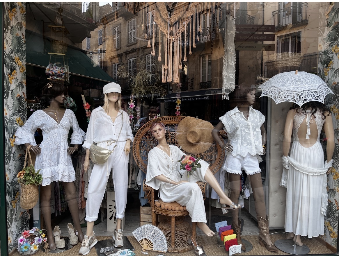 Idéalement situé à l'angle de la rue commerçante ( à deux pas de l office de tourisme) et du centre historique de Sarlat capitale du Périgord Noir, ce fond de commerce bénéficie d un excellent  emplacement.
la boutique propose une activité de vêtements femme de marques diverses, chaussures , bijoux fantaisies et précieux, avec une clientèle fidèle à l'année, largement renforcée par un important flux touristique en saison.
local d une surface totale de 80m2
Grande vitrine  plus 2 sur chaque coté de la porte, offrant une excellente visibilité.
Espace de vente lumineux
Etage comprenant des zones de stockage, bureau, toilette.
Convient parfaitement à une reprise clé en main ou à un nouveau concept.
Activité saine avec potentiel de développement pour qui souhaite allier projet durable et qualité de vie.