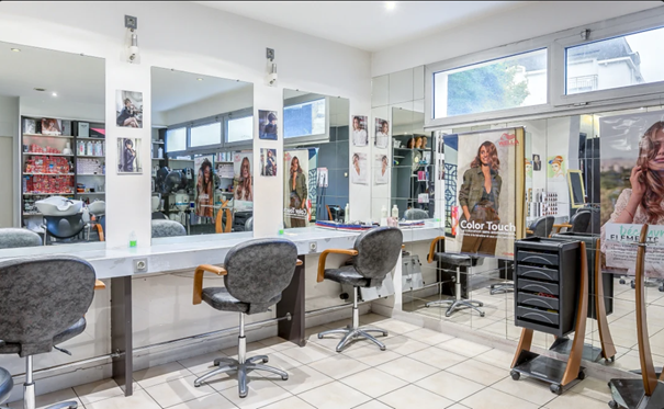 A vendre fonds de commerce SALON DE COIFFURE Quimper centre.

Local 60 m2 comprenant un espace salon, une petite réserve et des sanitaires.
Travaux de rafraichissement à prévoir.
Bail 3/6/9 - Loyer 981.36 euros HT

Le salon est au centre ville. Places de stationnement et commerces à proximité.

Clientèle locale mixte.

CA 75 à 80 000  euros/an dont 14 KE à domicile
Pas de salarié à reprendre

Fonds de commerce 35000€ sans le véhicule (42000 euros avec le véhicule société C3 2 places)

Pas sérieux et agences s'abstenir