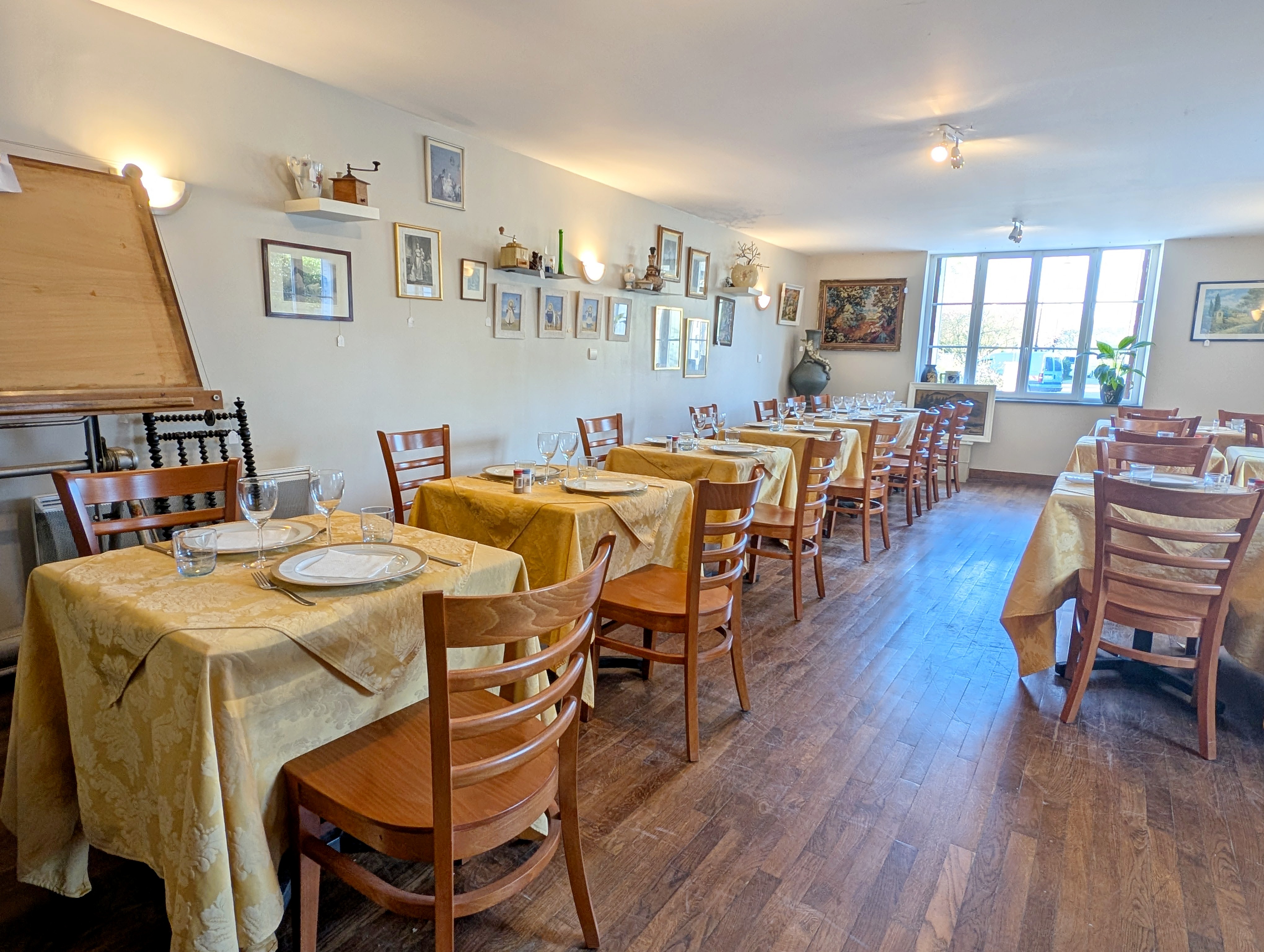 Fond de commerce Bar, restaurant, pizzéria, traiteur.

Capacité de 45 couverts au total au bar et en salle avec son four à pizzas au bois.

Appartement de 3 pièces au 1er étage comprenant un salon, deux chambres, une salle de bain.

Bail commercial de 9 ans en cours, affaire saine qui peut être encore développée.

Vigoux est une petite commune bien située à seulement 5 mn de l'autoroute, 10 mn d'Argenton-sur-Creuse, 30 mn de Châteauroux.