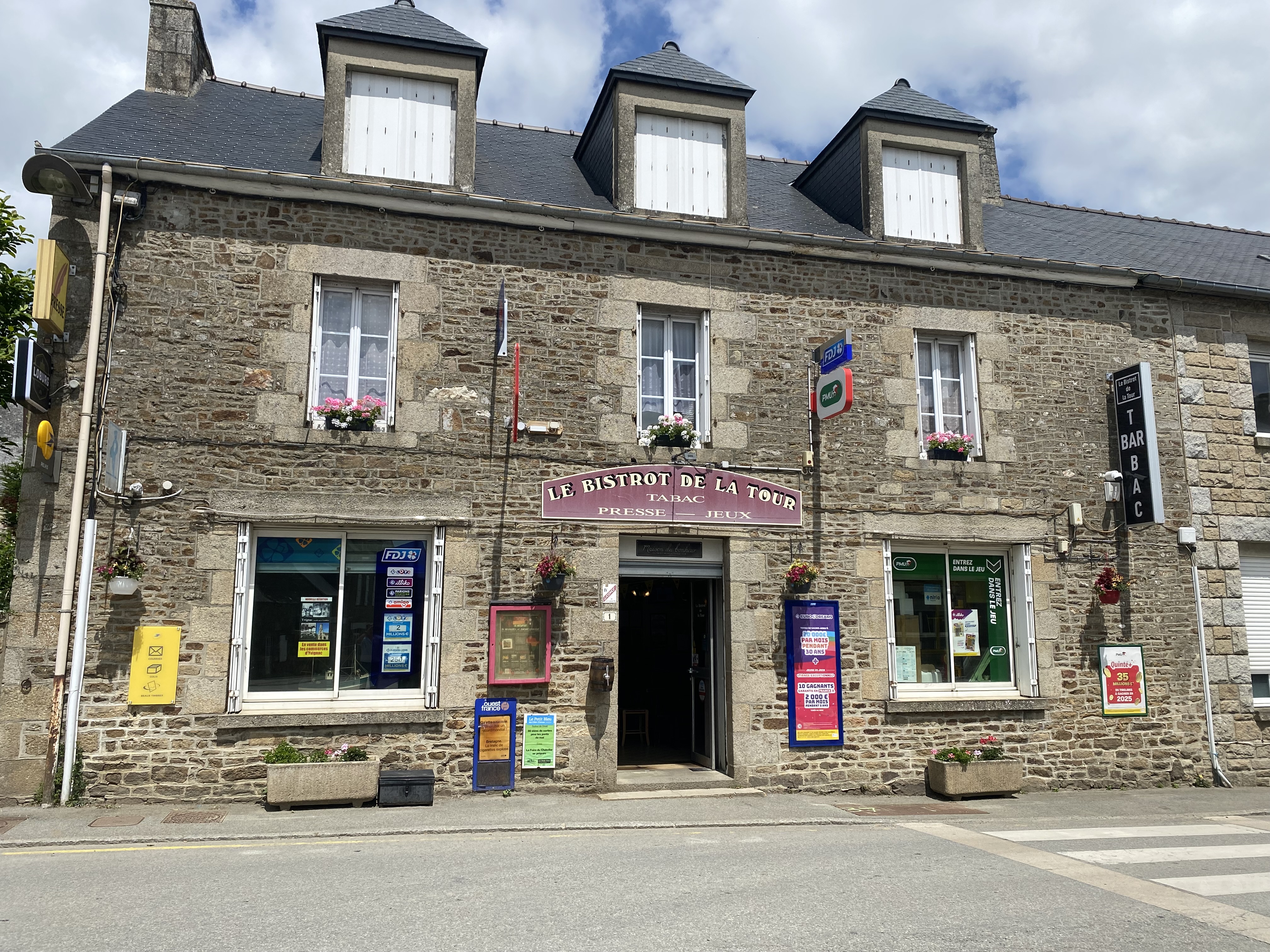 A la vente un fonds de commerce  BAR - TABAC - PRESSE - PMU - RELAIS POSTE - FDJ  idéalement situé dans une commune dynamique des cotes d'armor.
Ce bar tabac est situé sur un axe très passant et dispose d'une  grande capacité d'accueil en intérieur , ainsi que d'une grande terrasse bien exposée .
L'établissement attire une clientèle tout au long de l'année .
IL bénéficie  également  d'un grand logement.
Un grand parking est situé a proximité du commerce .