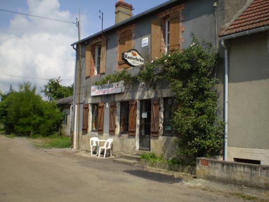 Depuis près de trois décennies, Monsieur BERSON a façonné ce lieu en un incontournable, alliant saveurs authentiques et ambiance conviviale. Avec son emplacement privilégié le long du canal du Nivernais, attirant une clientèle fidèle de locaux et de voyageurs venus des quatre coins du globe, cette entreprise offre un potentiel exceptionnel pour un repreneur.

DESCRIPTION DES MURS

98 m² de surface totale.
Le restaurant peut accueillir 30 personnes dans une salle de 33m², où l’atmosphère accueillante est complétée par une cuisine ouverte de 12m², une grange de 24m² et une cave de 18m² de l'autre côté de la rue.

PRESENTATION DU VILLAGE

Le Restaurant est implanté en centre-bourg dans le village de MONT ET MARRE, à 5km de Châtillon-en-Bazois.

A proximité, à Châtillon-en-Bazois (5 km) et Alluy (7km), qui offre tous les services de proximité nécessaires :
• Des professionnels de santé, une pharmacie
• Commerces (grande surface, supérette, boulangerie, boucherie, cafés-restaurants, bar-tabac-presse, magasin de bricolage, coiffeurs, garages auto/moto, …)
• Services (banques, assurances, agence postale, cabinets comptables, notaire, taxis, artisans, agence immobilière, cabinet vétérinaire)
• Ecoles, centre social, garderie, CCAS, une maison de la Petite Enfance, école de musique
• Réseau associatif diversifié
• Médiathèque
• Port de plaisance
• Canal du Nivernais

CONTACT AGENCE CAPI FRANCE
N'hésitez pas à contacter Richard AUCOIN pour plus de renseignements :
Par téléphone : 06.68.74.64.84
Par mail : richard.aucoin@capifrance.fr