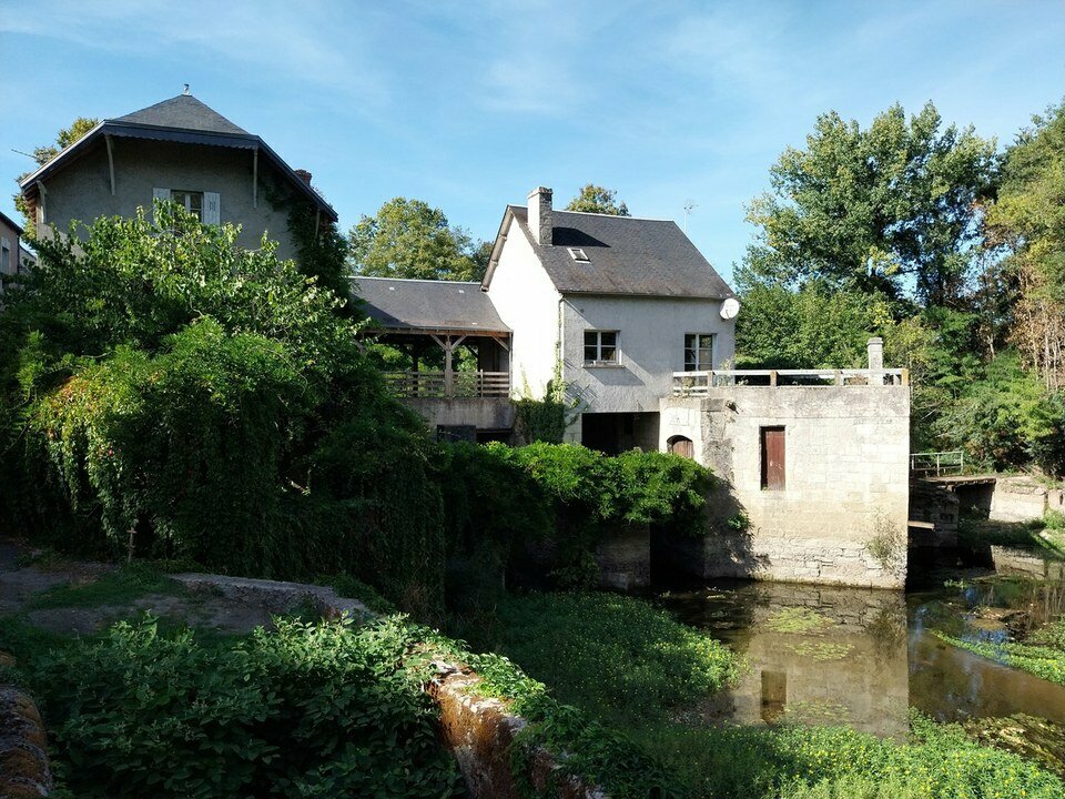 Appel à candidatures de la ville de La Roche-Posay pour l’implantation d’un projet touristique, de loisirs, éducatif ou commercial dans un ensemble de moulins entouré de verdure à proximité immédiate de la rivière Creuse.

Description du bien :

Au cœur de la cité thermale de La Roche-Posay, un ensemble immobilier composé d’un ancien moulin à tan et d’un ancien moulin à farine est mis à disposition pour accueillir un projet vecteur d’attractivité. Implanté sur les berges aménagées de la Creuse, à proximité immédiate des flux de promeneurs et des activités de loisirs, il bénéficie d’atouts majeurs pour une offre touristique.

Idéalement situé dans le centre de la cité, avec un accès privilégié aux îles de la Creuse, le site offre un potentiel unique pour un projet touristique, éducatif ou commercial. Les initiatives retenues devront contribuer à l’animation de la station et renforcer son attractivité auprès du grand public.

Le site propose plusieurs espaces pouvant être dissociés : un ou plusieurs projets pourront être retenus selon les usages des différents espaces.

Activités prioritairement visées :
- Intérieur : activités de loisirs, thématique en lien avec l’histoire du lieu et/ou de son environnement naturel, immersion digitale à intégrer.
- Garage et hall : café, guinguette ou lieu de rencontre, à articuler avec l’activité principale.
- Îles alentours : activités de loisirs de pleine nature, valorisation de la biodiversité et de la nature.
 
Surface du bien :

L'ensemble se compose de quatre parties :  
- Le moulin à farine : 130 m², avec une grande salle en sous-sol de 83 m² ouvrant sur les îles de la Creuse et abritant un four à pain, un niveau rue avec salon, cuisine et terrasse de 90 m², et un étage avec chambre. 
- Les appentis : un hall de 63 m², entièrement ouvert, surplombant un bras de la rivière et reliant les deux moulins. 
- Le moulin à tan : environ 120 m², devenu maison d'habitation, avec pièces de vie au rez-de-chaussée et deux chambres à l'étage. 
- L'ancienne scierie : un garage de 60 m², entièrement restauré. 

Le détail des surfaces par niveau et les plans sont disponibles dans le dossier de l'appel à projet.

Localisation :

La Roche-Posay, station thermale nichée au cœur de la campagne poitevine, est labellisée Station de Tourisme et Station Verte. Elle allie patrimoine et bien-être : château, porte médiévale et ruelles étroites, thermes et spa au cœur de l'expérience, casino, hippodrome, golf 18 trous et salle de spectacle Acropolya. La ville est aussi portée par des entreprises de renom, comme L'Oréal et sa gamme de cosmétiques La Roche-Posay. 

Sur le territoire de Grand Châtellerault, en Nouvelle-Aquitaine, elle bénéficie d'un emplacement touristique idéal : 
- à 20 minutes de Châtellerault, de sa gare TGV et de la sortie A10 (axe Paris-Bordeaux) 
- à 15 minutes d'Angles-sur-l'Anglin (Plus Beaux Villages de France) et de son Roc-aux-Sorciers 
- à 35 minutes de l'abbaye de Saint-Savin, inscrite au patrimoine mondial de l'UNESCO 
- à 40 minutes du Futuroscope 

Conditions d'acquisition :

Trois options d'occupation, en tout ou partie du site selon l'activité via un bail commercial (conditions à définir en fonction des aménagement nécessaires). 

Option 1 : exploitation de l'ancien moulin à tan, du garage et du hall 
Option 2 : exploitation de l'ancien moulin à farine et de l'accès aux îles 
Option 3 : exploitation de l'ensemble du site 
Calendrier prévisionnel : 

Clôture de la réception des candidatures le 31 décembre 2026 
Entretiens de présélection au 1er trimestre 2027  
Début d'exploitation attendu à l'été 2027. 
Aides et accompagnement : 

Accompagnement personnalisé à la structuration du projet, à la consolidation des financements et à l'accueil sur le territoire ; accompagnement de l'Office de Tourisme et du Thermalisme pour la commercialisation, la communication et la mise en réseau ; appui pour obtenir la labellisation de l'offre. 

Appel à projet à télécharger en cliquant ici : https://www.pole-implantation-tourisme.org/wp-content/uploads/2026/10/Dossier-de-site-Moulin-La-Roche-Posay.pdf

Caractéristiques / Atouts :

- Un site d'exception : deux anciens moulins sur les berges de la rivière Creuse, en plein cœur de la cité thermale, un décor idéal pour une immersion thématique. 
- Des espaces modulables : trois options d'occupation et des espaces dissociables, pour un ou plusieurs porteurs de projet. 
- Un flux de visiteurs : à proximité immédiate des espaces de loisirs, au cœur d'une station thermale reconnue. 
- Un territoire bien desservi : gare TGV et A10 à 20 minutes 
- Un accompagnement sur mesure : structuration du projet, financements, accueil de la famille, commercialisation avec l'Office de Tourisme et du Thermalisme, labellisation.