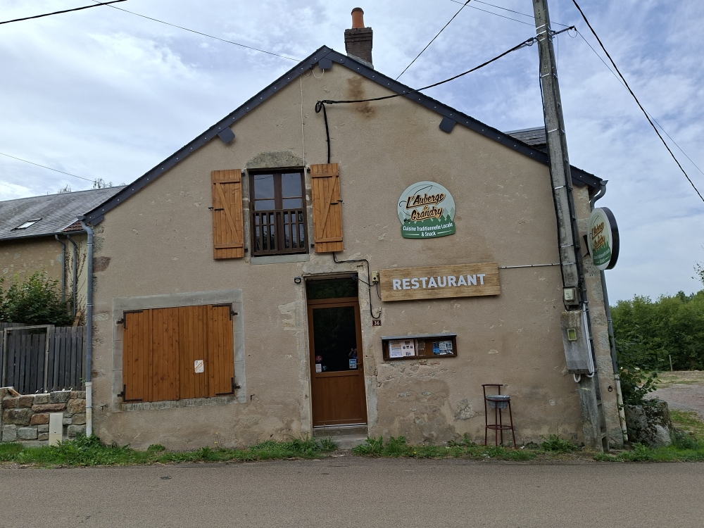 Vous êtes un(e) professionnel(le) passionné(e) ?
Vous recherchez un cadre de vie de qualité ?
Vous souhaitez reprendre un commerce rural ?
 
Devenez gérant(e) du café-restaurant du hameau de Grandry, dans le village de Dun-sur-Grandry (58), sur les contreforts du Morvan !
 
DESCRIPTION DE L'ETABLISSEMENT
La municipalité de Dun-sur-Grandry propose une location gérance (avec licence IV) pour l'unique café-restaurant du village, libre de suite.
Situé non loin de l'axe majeur Château-Chinon - Nevers et de la route qui mène au lac de Pannecière, le café-restaurant est dans une zone sans concurrence. Situé également à proximité immédiate d'une ferme maraichère et de l'arrivée du vélorail, la café-restaurant offre de nombreuses perspectives de développement.
La clientèle de l'établissement est essentiellement locale (professionnels surtout le midi et habitants) et augmente considérablement à la saison estivale avec les nombreux vacanciers et résidents secondaires qui passent leurs vacances et week-ends dans le secteur.
Les soirées du week-end attirent également un public jeune, qui n'hésite pas à faire des kilomètres pour profiter d'un bon moment.  
Vous bénéficierez du contact avec les habitants attachés à leur unique commerce et au cadre de vie qu'offre le territoire.
 
DESCRIPTION DES MURS
1 salle de bar
1 salle annexe
Possibilité d'installer une terrasse extérieure
1 cuisine avec quelques équipements (saladette, frigos, frigos bar, hotte professionnelle, piano de cuisson, tables inox)
WC
Cave en sous-sol
Habitation à l'étage avec accès mitoyen au restaurant, avec 2 chambres, 1 séjour, 1 salle de bain et WC
Rénovations récentes (menuiseries en 2018 et 2021)
Chauffage central au fioul
Assainissement non collectif aux normes, avec bac à graisses
 
VISITE OBLIGATOIRE
 
QUALITES RECHERCHEES
Professionnels de la restauration
Profils expérimentés dans le commerce
Attachement au cadre de vie en milieu rural
 
CONDITIONS COMMERCIALES
Loyer mensuel : 550 € logement + restaurant
Les charges d'entretien de chauffage et d'assainissement sont incluses. Les autres charges sont à la charge du locataire.
 
LOCALISATION
Dun-sur-Grandry (148 habitants) est située dans le Parc Naturel Régional du Morvan, massif granitique bourguignon. La commune comprend deux villages : Dun, sur la hauteur et Grandry, dans la vallée, près d’un ruisseau (le Veynon) d’où lui vient son nom. A l’époque gallo-romaine, deux voies se croisent sur ce territoire. Vestiges de cette époque : des monnaies, des fondations, des débris d’aqueduc en bois.
Le manoir féodal de Grandry, aujourd’hui disparu aurait été bâti sur l’emplacement d’une villa gallo-romaine.

La paroisse, créée au XIIème siècle, était la collation de l’abbesse de Notre-Dame-de-Nevers.

En 1875, une réplique de la Vierge de Lourdes est édifiée dans le village.

Victor Gautron du Coudray, illustre savant, écrivain et peintre du Nivernais (1868-1957) a vécu de 1893 à 1901 au Château de Grandry, lieu dit Les Huttes. Il a découvert un filon aurifère sur le territoire de la commune, dans le bois de Grandry, sur lequel il a fait des recherches jusqu’en 1930.

 
DANS LE VILLAGE
    Ecole maternelle
    Associations diverses
    Café-restaurant
 

A PROXIMITE : dans un rayon de 15 minutes, Château-Chinon, Moulins-Engilbert, Châtillon-en-Bazois
    Professionnels de santé, pharmacies
    Campings, gîtes, meublés de tourisme     
    Restaurants
    Commerces
    Marchés
    Services (bureaux de poste, taxis, artisans, offices de tourisme, maisons France Services, ...)
    Artistes
    Associations
    Ecoles, collèges, lycée, centres sociaux
    Equipements culturels et sportifs (musées, cinéma, médiathèques, piscines, aires de jeux, ...)
 
Découvrez plus d'informations sur le territoire en visitant les sites internet de la Communauté de Communes Bazois Loire Morvan et de l'office de tourisme Rives du Morvan :
https://www.bazoisloiremorvan.fr/
https://www.rivesdumorvan.fr/
 
CONTACT 
Mairie de Dun-sur-Grandry
mairie-dun-sur-grandry@orange.fr
+33386844355
Horaires : mardi matin et jeudi toute la journée