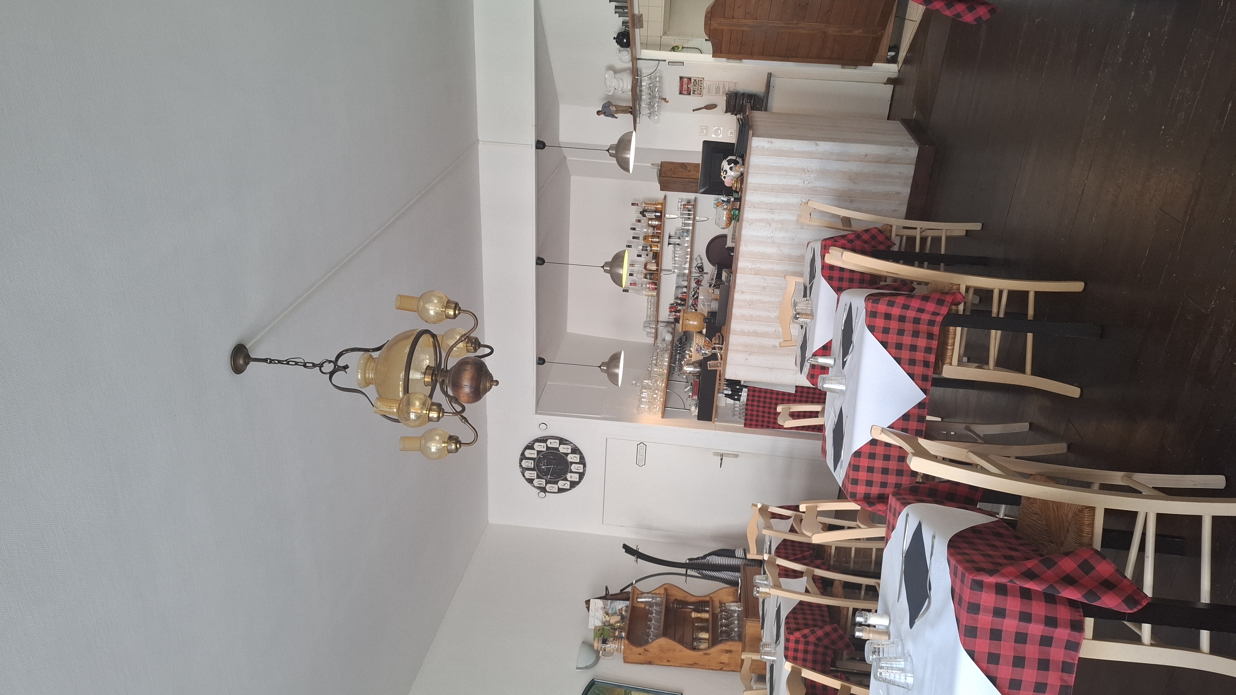 petit restaurant
possible pizzeria ou creperie
30 places  assises
Loyer 865e
Près marché parking et port
de plaisance
pour tout renseignement 
tel 0637199970