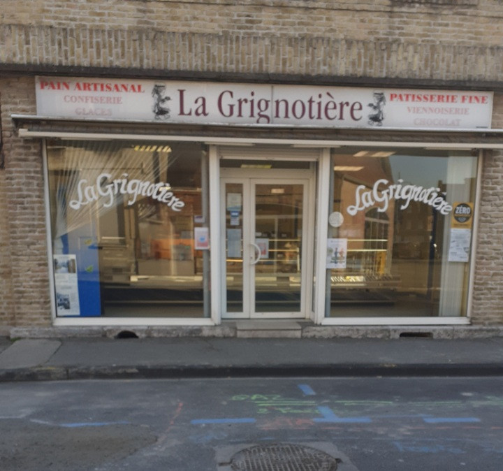 Surface du local  58 m2 (vente 31 m2, stockage 22 m2), comprenant une vitrine réfrigérée, une coupeuse à pain, une armoire frigorifique de réserve, une caisse enregistreuse en location, petit matériel.
Actuellement dépôt de boulangerie pâtisserie, possibilité d'installer un four ou pour tout autre commerce.