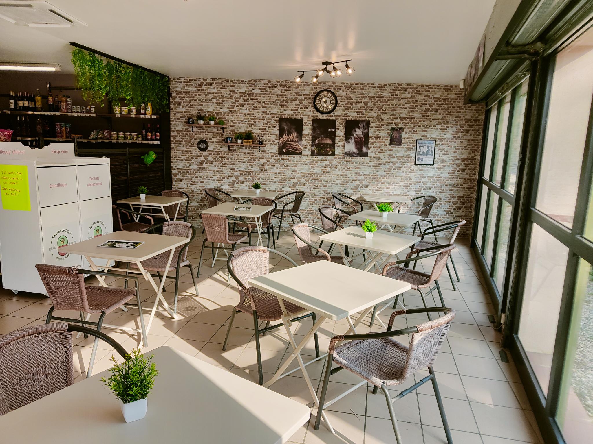 Nous proposons à la vente un fonds de commerce réunissant une épicerie de proximité, un tabac et une activité de restauration rapide/snacking en plein développement.
Le snacking est aujourd'hui le véritable moteur de l'activité, avec une clientèle fidèle composée d'habitants, d'artisans salariés d'entreprises voisines et de visiteurs de passage.
Cette activité connaît une croissance régulière et offre encore de belles perspectives de développement.
Le commerce bénéficie d'une salle de restauration entièrement rénovée, chaleureuse et accueillante, permettant de recevoir les clients dans un cadre moderne et convivial.
Une terrasse complète également l'établissement.
L'épicerie répond aux besoins quotidiens de la clientèle locale grâce à une offre variée de produits alimentaires et de première nécessité.
Le tabac apporte une fréquentation régulière qui complète parfaitement les autres activités.
L'établissement est vendu avec un matériel professionnel complet et bien entretenu, permettant une reprise immédiate sans investissement important.
L'organisation actuelle permet de poursuivre l'activité dès le premier jour.
Cette affaire constitue une excellente opportunité pour un couple, une famille ou un entrepreneur souhaitant reprendre un commerce polyvalent, rentableet reconnu localement.
Son potentiel de développement reste important, notamment en poursuivant l'essor du snacking, de la restauration sur place, à emporter et des prestations pour les entrepriseset des événements.
Une belle opportunité de reprendre un commerce de proximité avec une clientèle fidélisée, une excelllente réputation et un fort potentiel de croissance.