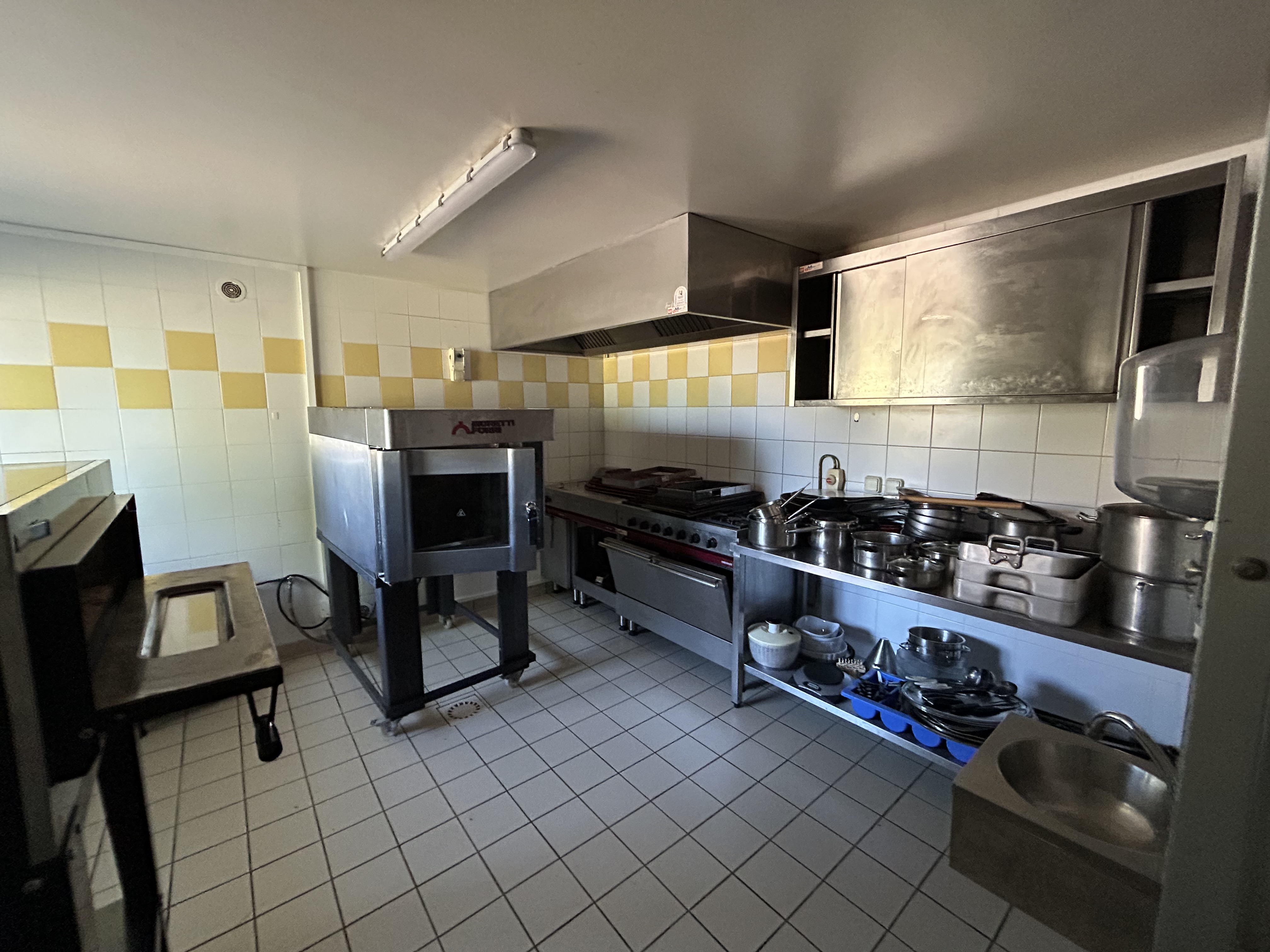 Rejoignez un projet au cœur de la vie locale : 
La commune d’Arnac recherche un(e) gérant(e) pour exploiter son restaurant multiservices situé au cœur du village.
Au-delà d'une activité de restauration, ce lieu a vocation à être un véritable espace de convivialité et de rencontre, participant à l'animation et au dynamisme de la commune.
Notre ambition
Proposer une restauration de qualité, simple et généreuse, à des tarifs accessibles au plus grand nombre.
L'établissement devra répondre aux attentes d'une clientèle variée :
•	Ouvriers et salariés recherchant un repas complet, rapide et abordable ;
•	Habitants de la commune et des environs souhaitant partager un moment convivial ;
•	Associations, familles et visiteurs de passage.
Nous souhaitons faire de ce lieu un commerce de proximité accueillant, où chacun se sent attendu et bien reçu.
Profil recherché
Nous recherchons avant tout une personne ou une équipe :
•	Disposant d'une expérience en restauration, gestion commerciale ou activité similaire ;
•	Ayant le sens de l'accueil et du service ;
•	Appréciant le contact humain et les échanges avec une clientèle variée ;
•	Capable de créer une atmosphère chaleureuse et conviviale ;
•	Souhaitant s'investir durablement dans la vie locale.
La réussite de ce projet reposera autant sur la qualité de l'offre proposée que sur la capacité du gérant à faire du restaurant un lieu vivant et fédérateur.
Conditions de la gérance
•	Mise à disposition du restaurant par la commune selon les modalités définies dans le contrat de gérance.
•	Activité de restauration avec possibilité de développer des services complémentaires en cohérence avec les besoins du territoire.
•	Date de démarrage au plus rapide. 
Candidature
Les personnes intéressées sont invitées à transmettre :
•	Une présentation du candidat ou de l'équipe ;
•	Leur expérience professionnelle ;
•	Une note présentant leur projet d'exploitation et leur vision de l'établissement.
Les candidatures sont à adresser à :
Mairie ARNAC – 40 Rue Saint-Laurent – 15150 ARNAC
Ou par mail : mairiearnac@wanadoo.fr
Pour tout renseignement complémentaire, merci de contacter :
Monsieur Eric DEBUIRE au 04.71.62.90.57 ou par mail au : mairiearnac@wanadoo.fr
Vous aimez recevoir, cuisiner, créer du lien et contribuer à la vie d'un territoire rural ? Rejoignez-nous et participez à faire de ce restaurant un lieu incontournable de la commune.