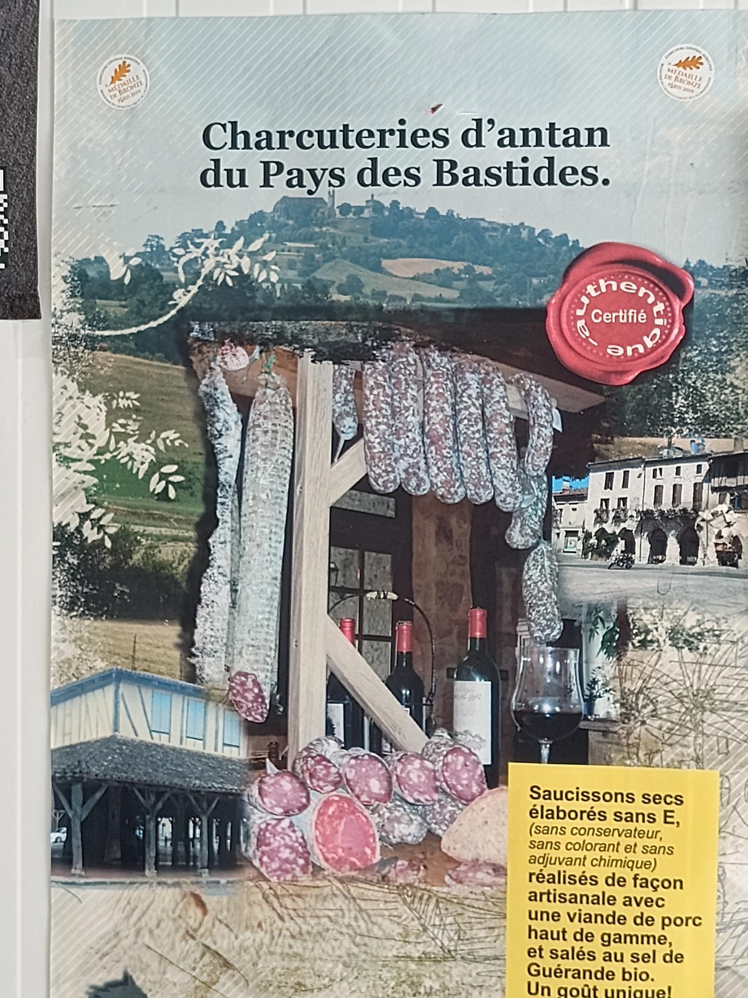 BELLE OPPORTUNITÉ A SAISIR
A reprendre, fonds de commerce avec 2 activités bien distinctes de Boucherie chevaline et de fabrication de charcuteries sèches traditionnelles pur porcs.
La dernière boucherie chevaline du 47, implantée sur la halle de Marmande et six autres marchés hebdomadaires sur le Villeneuvois et sur communes environnantes avec 2 camions de vente
Une unité de fabrication de charcuteries sèches traditionnelles pur porcs (Saucisson, saucisse perche, rosette, chorizo, coppa, speck) vendues en direct et en BtoB sur toute la France sur des boucheries, des charcuteries, des restaurants haut de gamme. Laboratoire e 320 m2 bénéficiant de l’agrément Sanitaire, locaux de moins de 15 ans, entièrement équipé (broyeur, découpeuse, hachoir, mélangeur, piano, éplucheuse à viande, étuve, + séchoirs à hydrométrie, température, et air contrôlés). Sur l’ensemble du bâtiment, marche en avant et rails de transports pour l’ergonomie et la qualité de travail.
L’effectif est de 3 salariés, tous compétents et avec diplôme et/ou expérience.
Fabrication maison pour cette entreprise dont le savoir-faire est reconnu, triplement médaillé Or salaison chevaline et au concours général agricole depuis 2018-2019 pour la salaison pur porc médaillé bronze ainsi qu’au concours Mondial du Rabelais médaillé d’argent, labélisé Artisans Gourmands Nouvelle Aquitaine en 2024
CA de 330 k€ réalisé sur les marchés en grande majorité, la partie boucherie chevaline représente 60 % du CA.
La charcuterie a un réel potentiel de développement tant au niveau local, régional et national, ou international. Pas de réseaux sociaux, pas de fichier clients exploité, uniquement un site internet vitrine
Vente de l’ensemble, fonds 150 k€ et bâtiment 550 k€ pour des raisons de santé du gérant