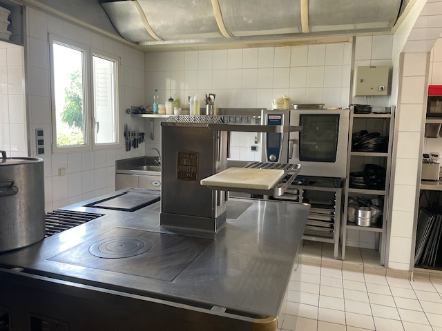 Situé au cœur d’une charmante commune de Touraine, établissement réputé depuis plusieurs décennies, offrant une cuisine traditionnelle revisitée et généreuse.

L’établissement dispose :

- D’une salle d’une capacité de 50 couverts, complétée par un salon privé de 18 places,
- D’une magnifique terrasse de 40 couverts au bord de la Vienne,
- D’un grand parking juste en face,
- D’un logement spacieux (3 à 4 chambres), au-dessus du restaurant.

Atouts :

- Matériel complet et haut de gamme, aucun investissement à prévoir (fourneau central Molteni, four mixte Rational 6 niveaux, Eurocave, lave-verre osmoseur etc.),
- Pas de concurrence directe sur le segment gastronomique,         
- Clientèle locale fidèle et touristique (proximité Chinon, Tours, Poitiers),
- Emplacement en zone franche urbaine (avantages fiscaux),
- Potentiel de développement important (brasserie haut de gamme, fruits de mer, cuisine étoilée, extension possible de la salle).

CA moyen 548k€.

Prix de cession : Fonds 220 000 € net vendeur – (possibilité achat des murs 270 000 € ou location : 2 000 €/mois).

Idéal pour un couple ou un chef souhaitant s’installer dans un cadre de vie agréable et développer une table de caractère.