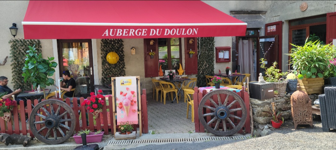 Activité bar, restaurant et 4 chambres d’hôtes, située dans un petit village de 200 habitants dans le Livradois – Forez à proximité de grands axes (N102 à 12 km et A75 à 35 km - 50 min du Puy en Velay et 50 min de Clermont-Ferrand).
Cette auberge est le lieu principal de vie du village et également un lieu d’accueil pour les multiples randonnées (pédestres, équestres, enduristes et motards). Elle est référencée sur un GR pays « robe de bure et cotes de mailles », relais motards ainsi que sur le petit futé. Sa situation géographique offre un gros potentiel local et également touristique.
L’établissement dispose d’une salle de restaurant d’une capacité de 32 couverts entièrement rénovée, d’un bar équipé en froid, d’une terrasse d’une capacité de 25 couverts ainsi que d’une seconde terrasse pouvant accueillir 30 personnes pour des évènements extérieurs (équipée de mobilier et d’une plancha neufs).
Tout a été rééquipé en 2025 en mobilier neuf : Les 4 chambres d’hôtes sont équipées avec douche et toilettes privatives, une buanderie a été installée sur le palier des chambres, la cuisine a été entièrement rééquipée et la partie stockage froid et réserve également.
L’auberge dispose d’un garage sécurisé pour l’accueil des motards et cyclistes, d’une cave et de deux zones de stockage secs.
L’établissement dispose d’un logement de fonction type T4 au dernier étage.
Bail commercial 3/6/9 - Loyer : 720 TTC logement de fonction compris.
Prix du fonds : 39 000 €
Un bilan financier sera fourni aux personnes désireuses de reprendre ce bien.
Cet établissement ne demande à ce jour aucun investissement pour travailler et tout le matériel nécessaire restera en place ainsi qu’un carnet de réservation pour la saison déjà programmée.  
Contacts : Auberge du Fromager du Doulon - tél : 04 71 76 43 59 - mail : aubergedufromager@gmail.com
CCI 43 - N. BARDAKOFF : tél : 04 71 50 88 01 ou 04 71 09 90 00 mail : n.bardakoff@hauteloire.cci.fr