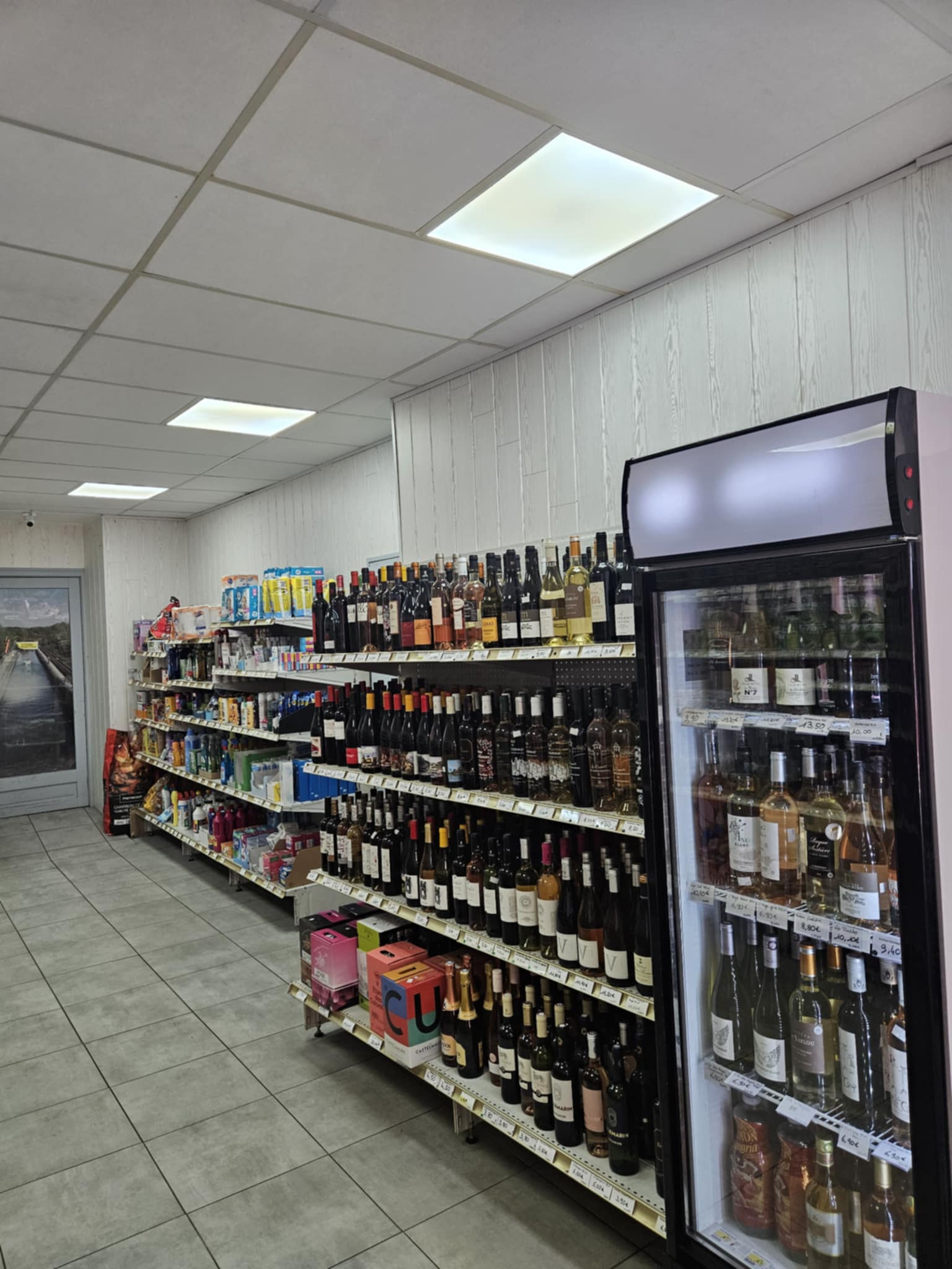 Je vends mon fond de commerce, car je fais une reconversion professionnelle.
L'entreprise est rentable, son chiffre d'affaire augmente chaque année.
La boutique se situe à Carcassonne, proche du canal du midi et de la gare. Installée depuis 7 ans, elle détient une clientèle fidèle. L'épicerie attire les touristes grâce à la cité de Carcassonne ( patrimoine mondial de l'UNESCO), les festivals à proximité, le tour de France (qui passe juste devant) et les bateaux sur le Canal du midi.

Les services proposés:
-Epicerie libre service
-Boissons fraiches
-Dépôt de pain et viennoiserie
-Sandwiches préparés à la minute
-Fromages et charcuterie à la découpe.
-Granita
-Boissons chaudes à emporter
-Livraison de course grâce à son site internet facile d'utilisation
- Impression de documents

L'espace de vente compte 85 m² avec:
-2 climatisations réversibles avec groupe extérieur
- 6 vitrines à boisson, simple porte, réfrigérées plus 2 (une Coca-cola et une Monster ) mis à disposition par coca-cola.
- 4 vitrines double porte, réfrigérées
- 1 vitrine négative 3 portes
- 1 vitrine bouchère de 3 mètres
- 1 congélateur coffre
-Machine à Granita 6 cuves

et du matériel annexe plonge, table de découpe, trancheuse, couteau, balance, caisse enregistreuse, compteur de pièces, étagère... etc.

L'espace de stockage est de 185 m² environ, il comprend :
- Un garage pour 2 véhicules 
- Un bureau spacieux et sécurisé
- De nombreuses étagères et la possibilité de stocker des palettes.
-Une grande chambre froide positive de  3 m² environ
-Une chambre froide double porte positive
-Une chambre froide négative
-Un gerbeur manuel
Ainsi que la possibilité de se faire livrer à la porte de la réserve.
L'épicerie est équipée de 8 caméras de surveillance, détecteur de mouvement, alarme intrusion et  panique.
Arrêts minute et espace livraison devant la boutique.
Le stock est à évaluer avant la vente (possibilité de le réduire avant la vente)
