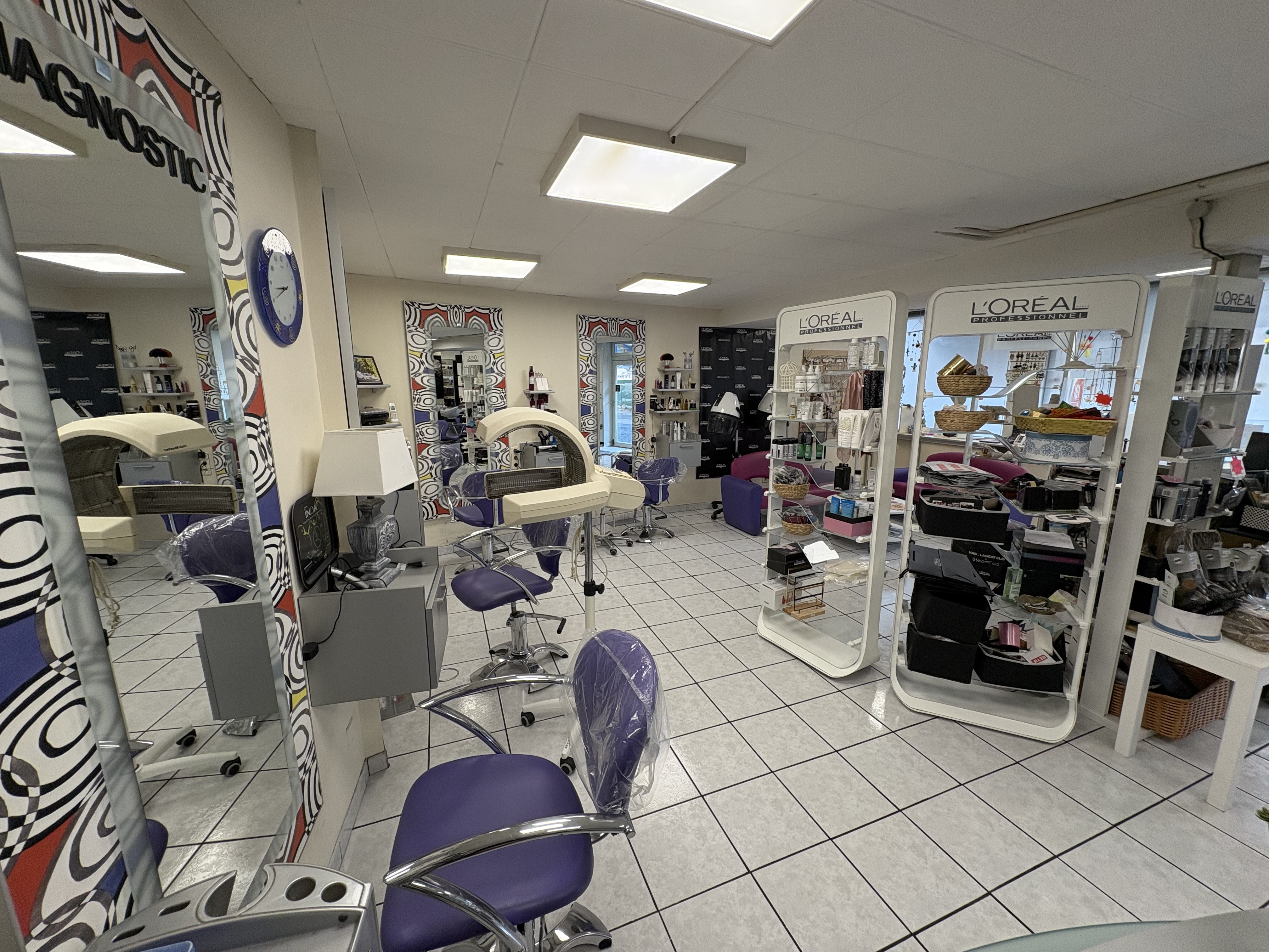 À vendre fond de commerce salon de coiffure 
Installé depuis 27 ans
Dans une zone dynamique centre ville
Ce salon bénéficie d’une clientèle fidèle 
Coiffure mixte hommes femmes enfants 
Chiffre d’affaires annuel 84000€
Local de 70M2
Bail 3,6,9
Loyer 600€ttc
Produits Loreal 
Prix de vente 45000€